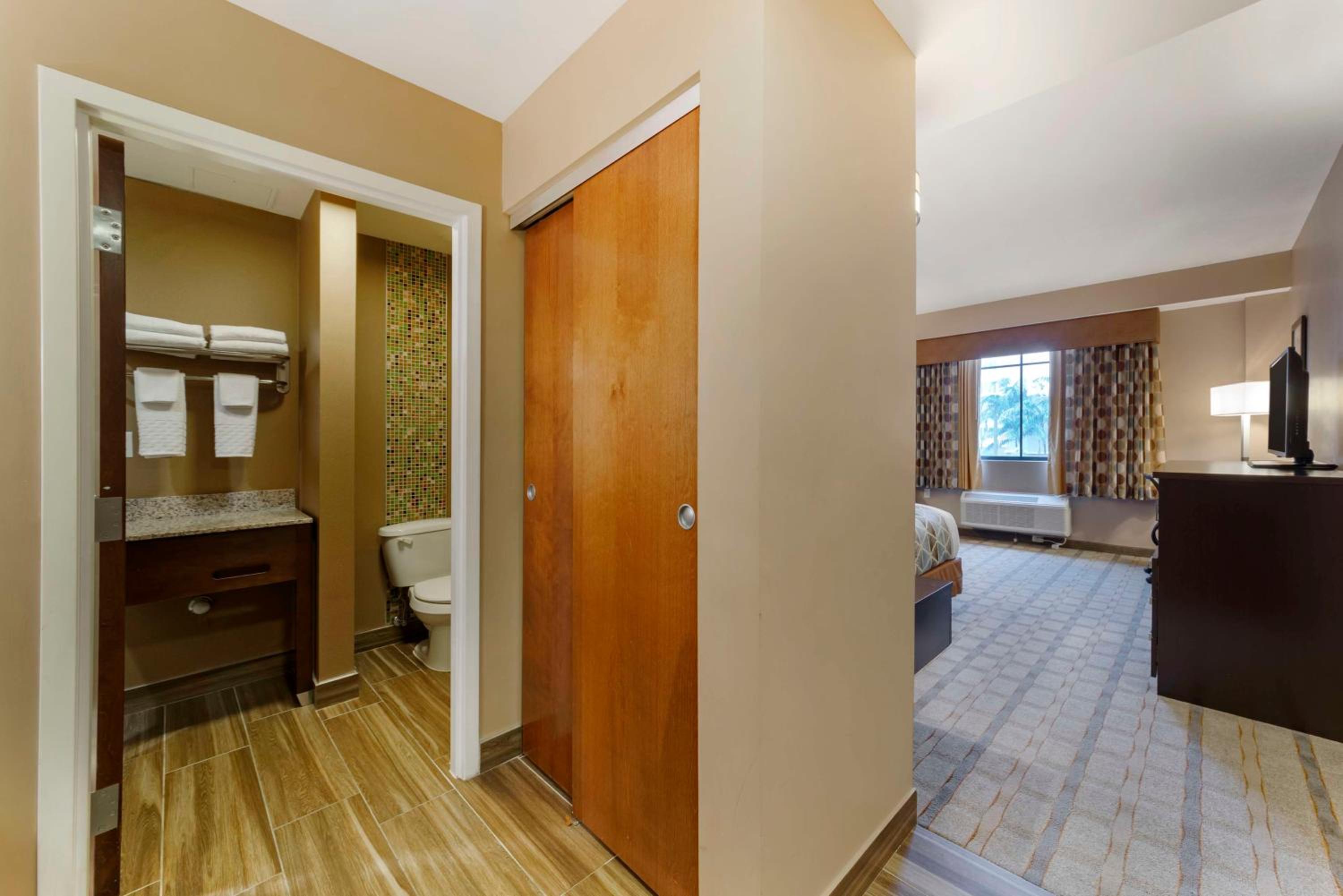 Deluxe King Room - Non-Smoking photo 3