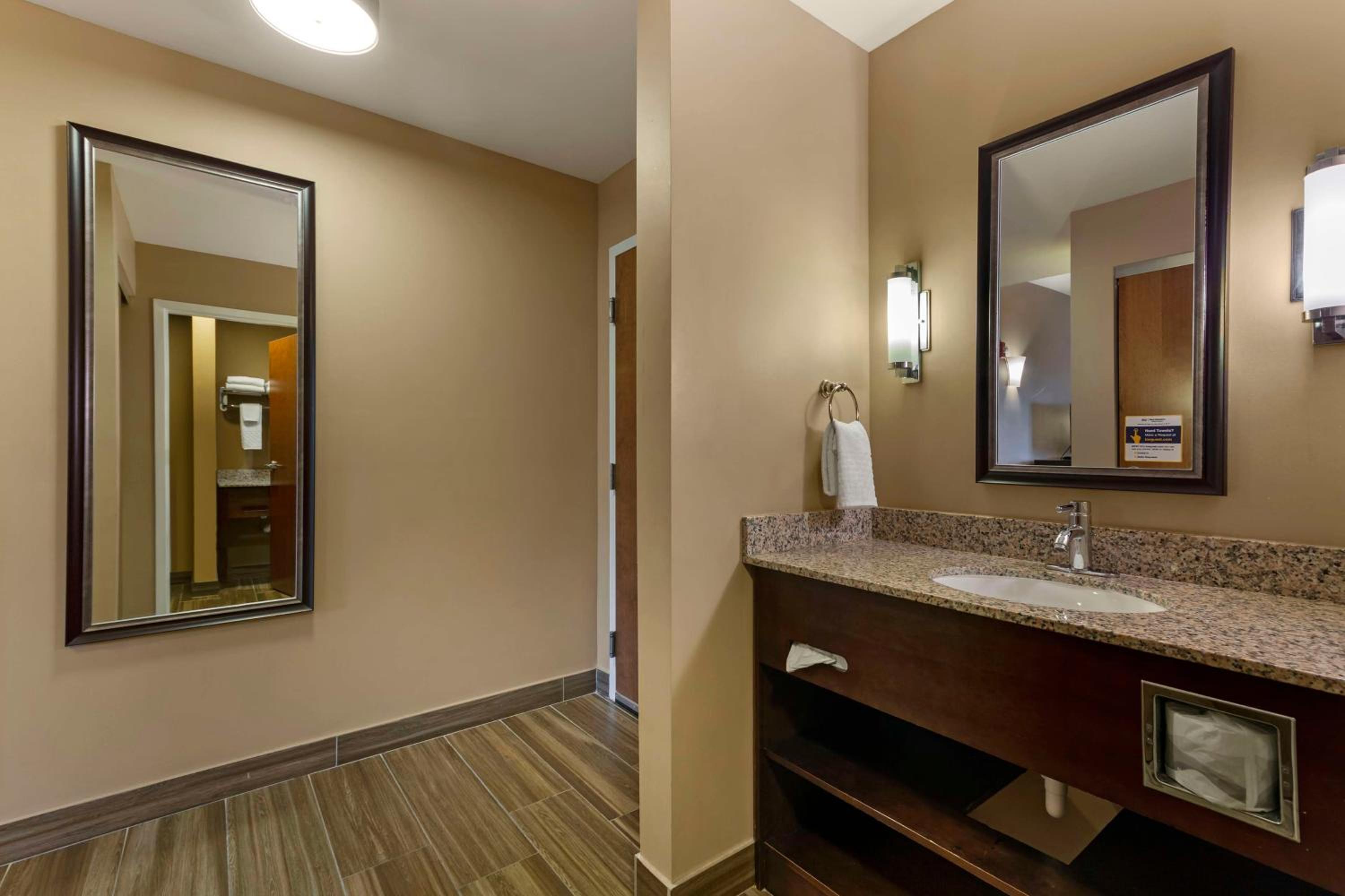 Deluxe King Room - Non-Smoking photo 2