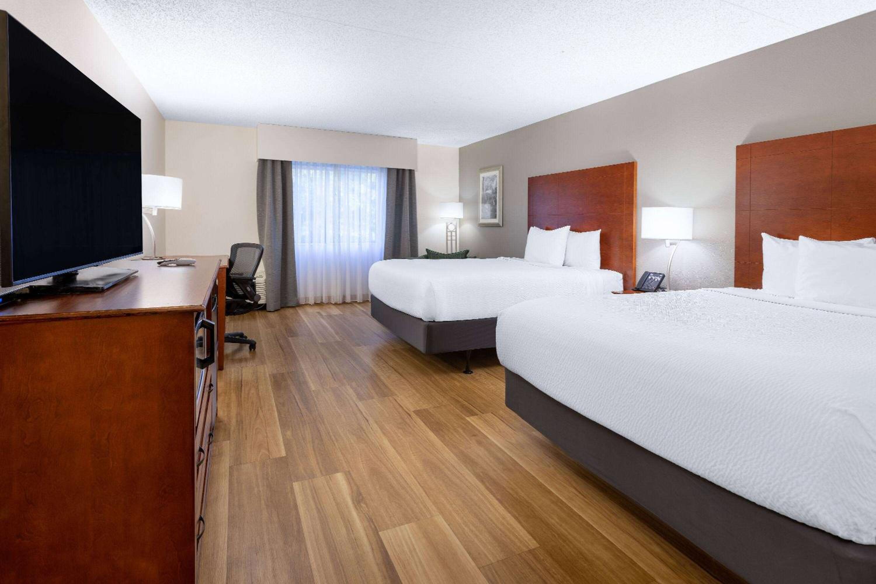 Queen Room with Two Queen Beds - Disability Access - Photo 3