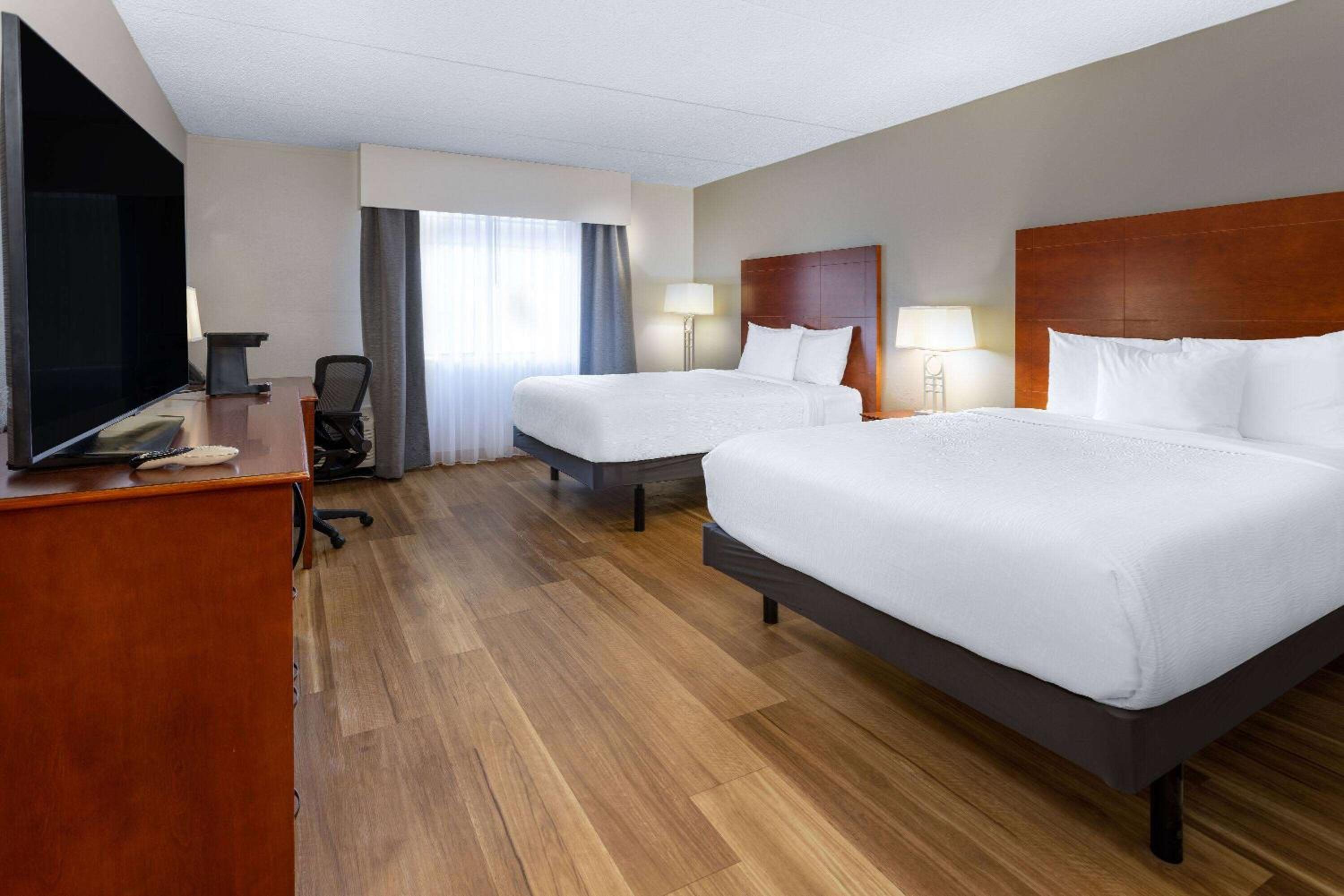 Deluxe Queen Room with Two Queen Beds and City View - Mobility Access/Non-Smoking - Photo 3