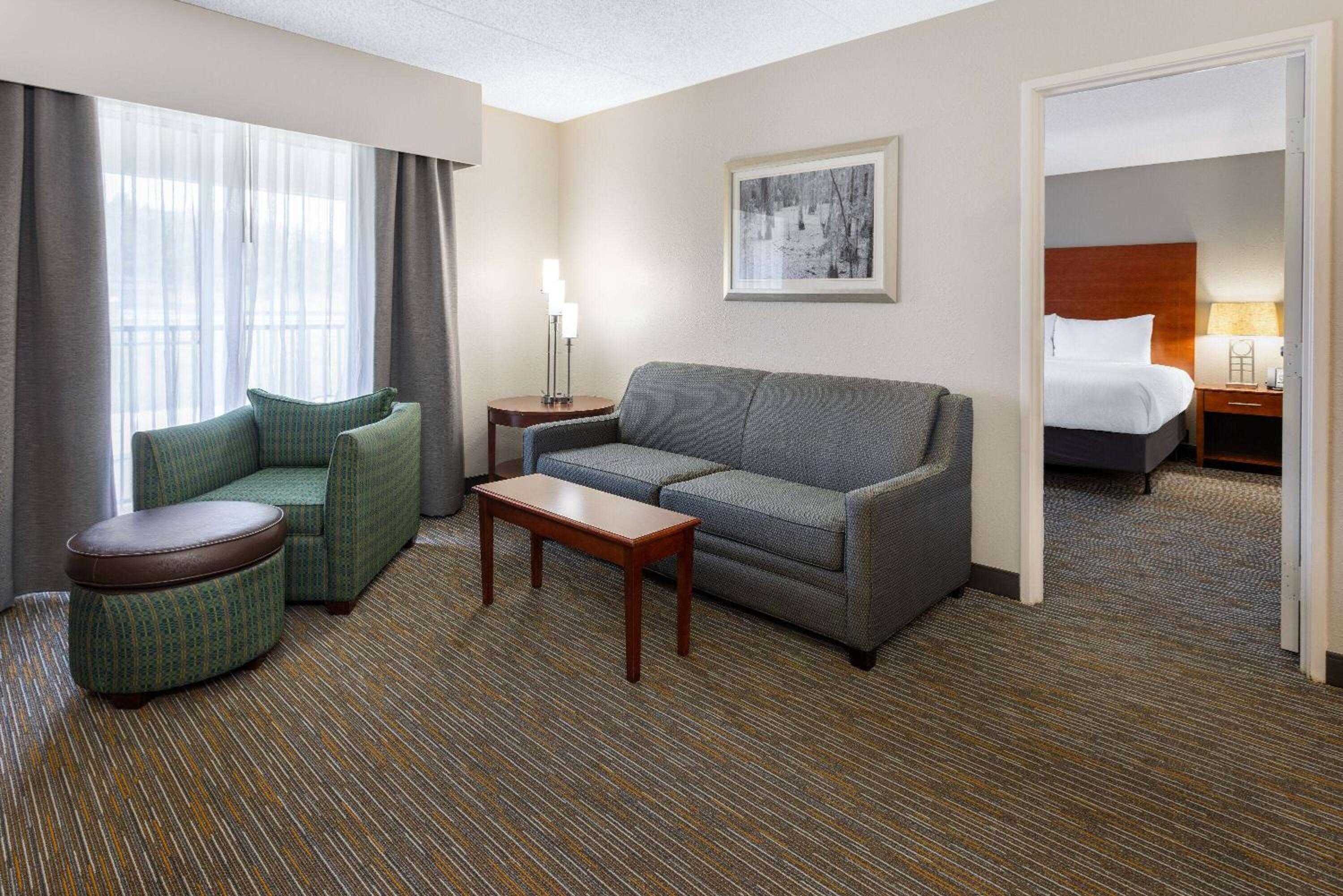1 King Bed, Suite, City/Courtyard View, Non-Smoking - Photo 3