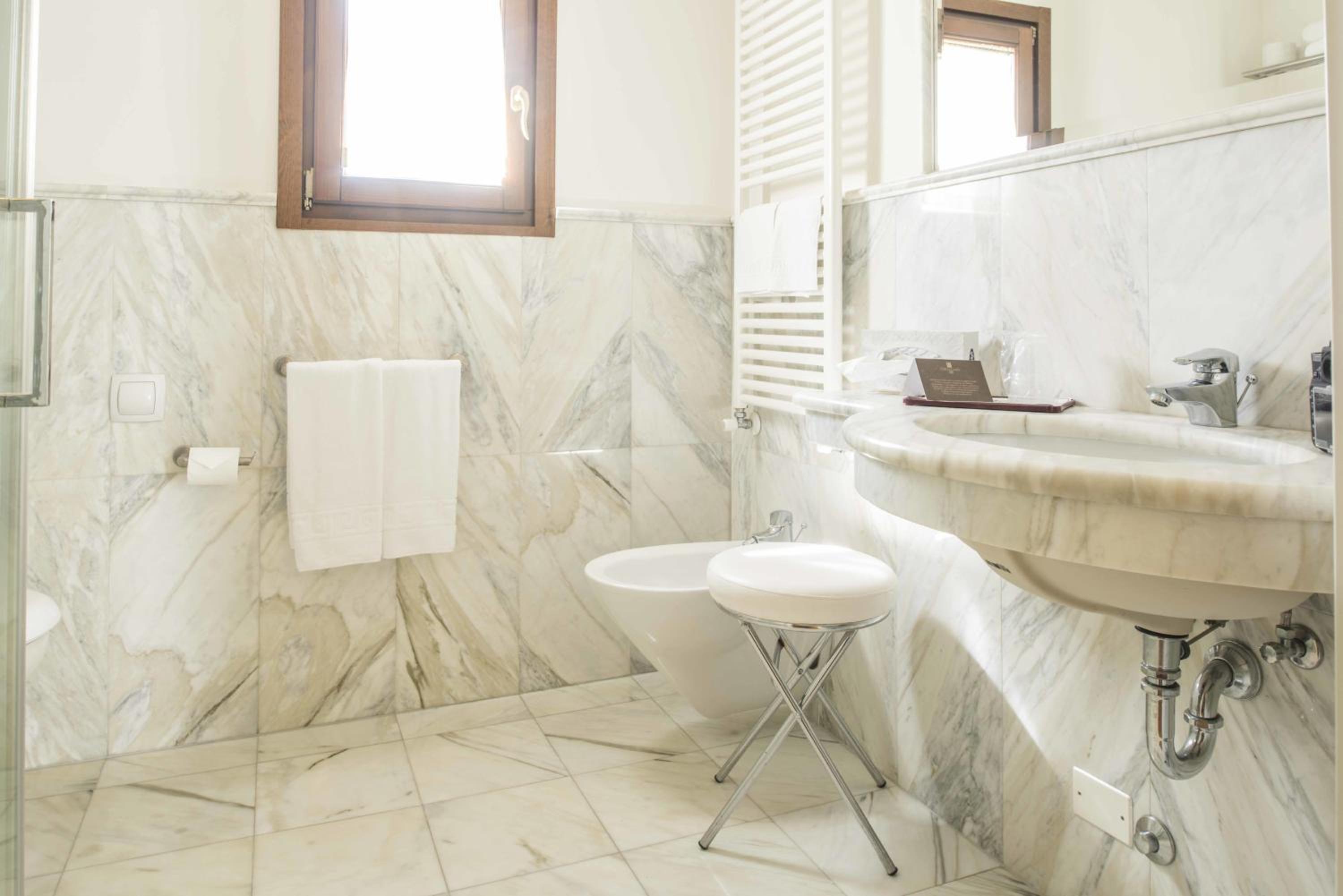 Deluxe Double or Twin Room with Spa Access - Photo 18