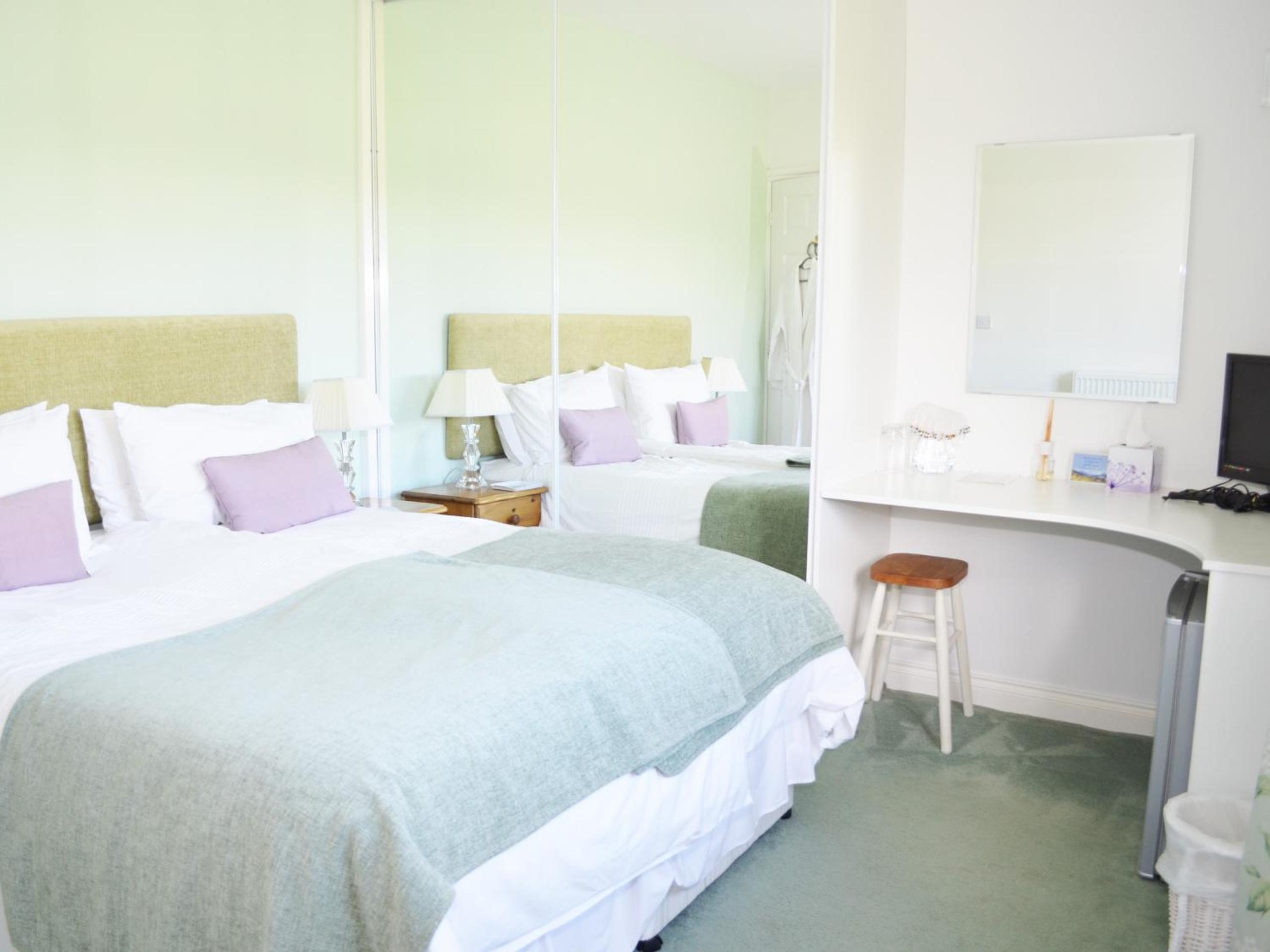 Twin Room with Private Bathroom photo 1