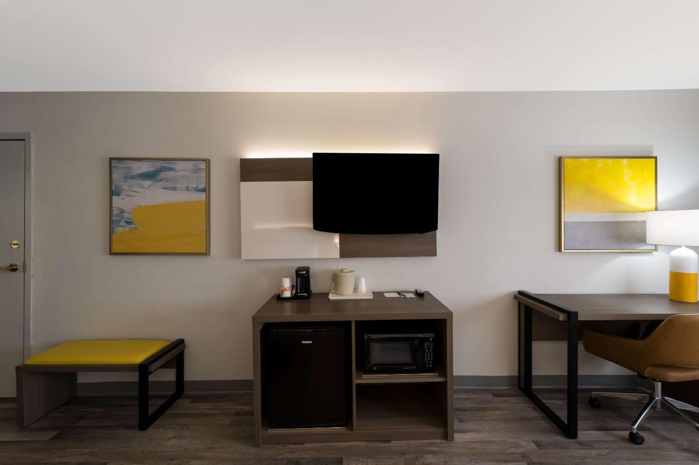 Family Room with Two Queen Beds - Disability Access/Non Smoking - Photo 4