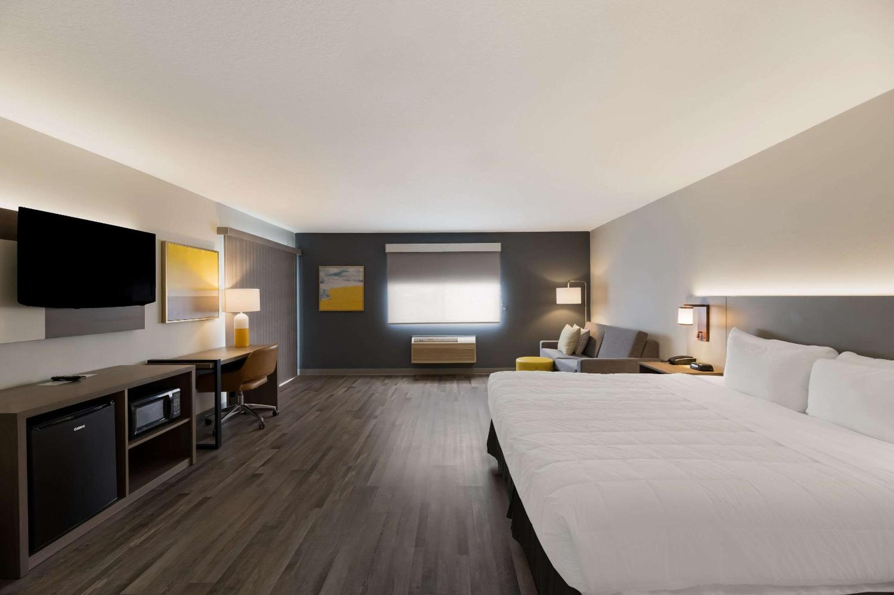 King Suite - Non Smoking - Photo 2