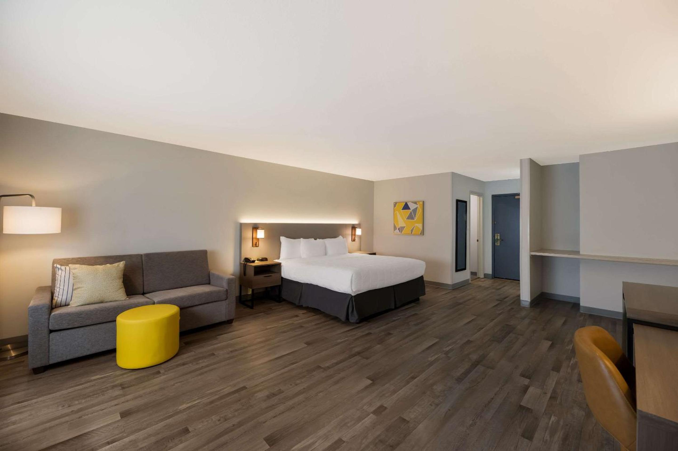King Suite - Non Smoking - Photo 3