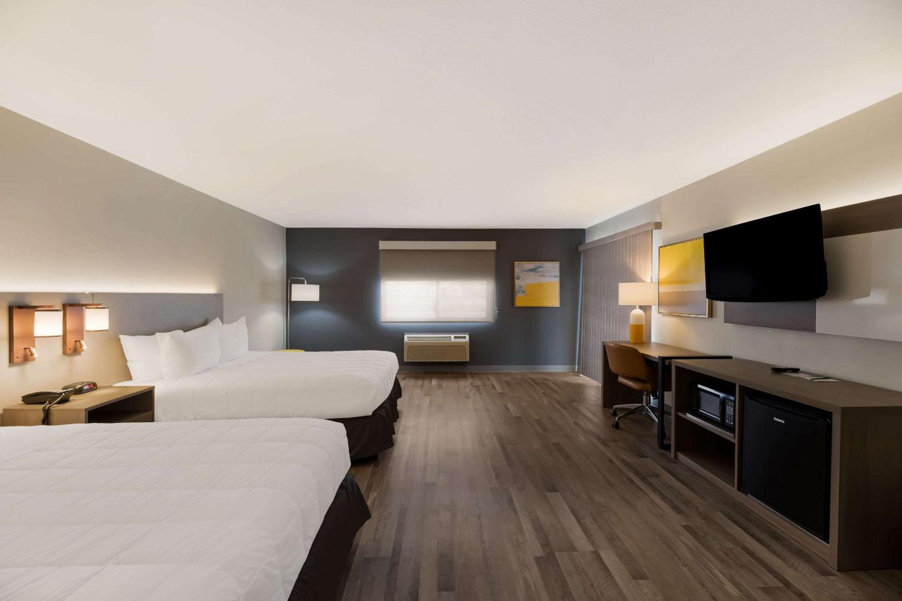 Queen Room with Two Queen Beds - Photo 3