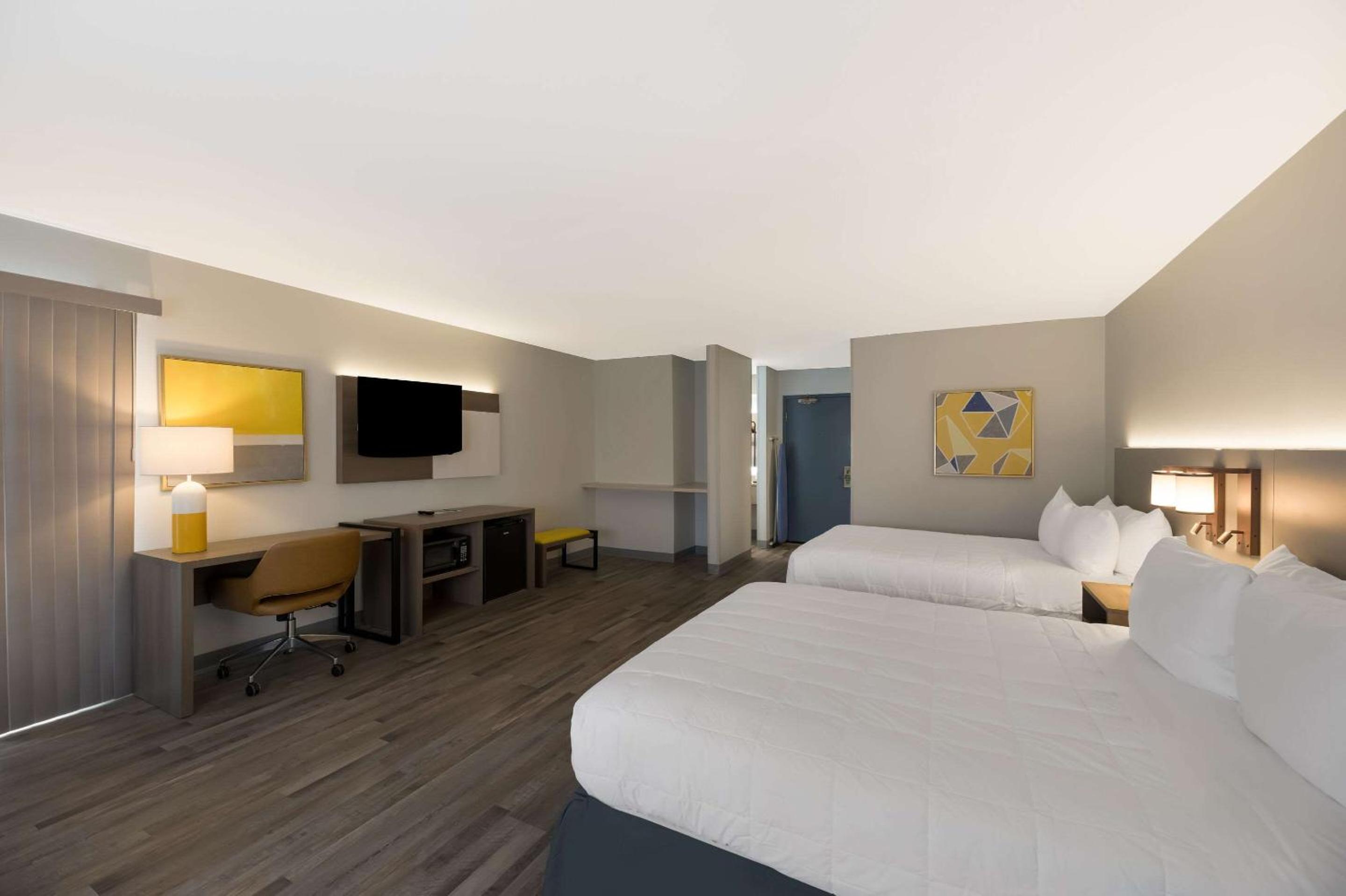 Queen Room with Two Queen Beds - Photo 4
