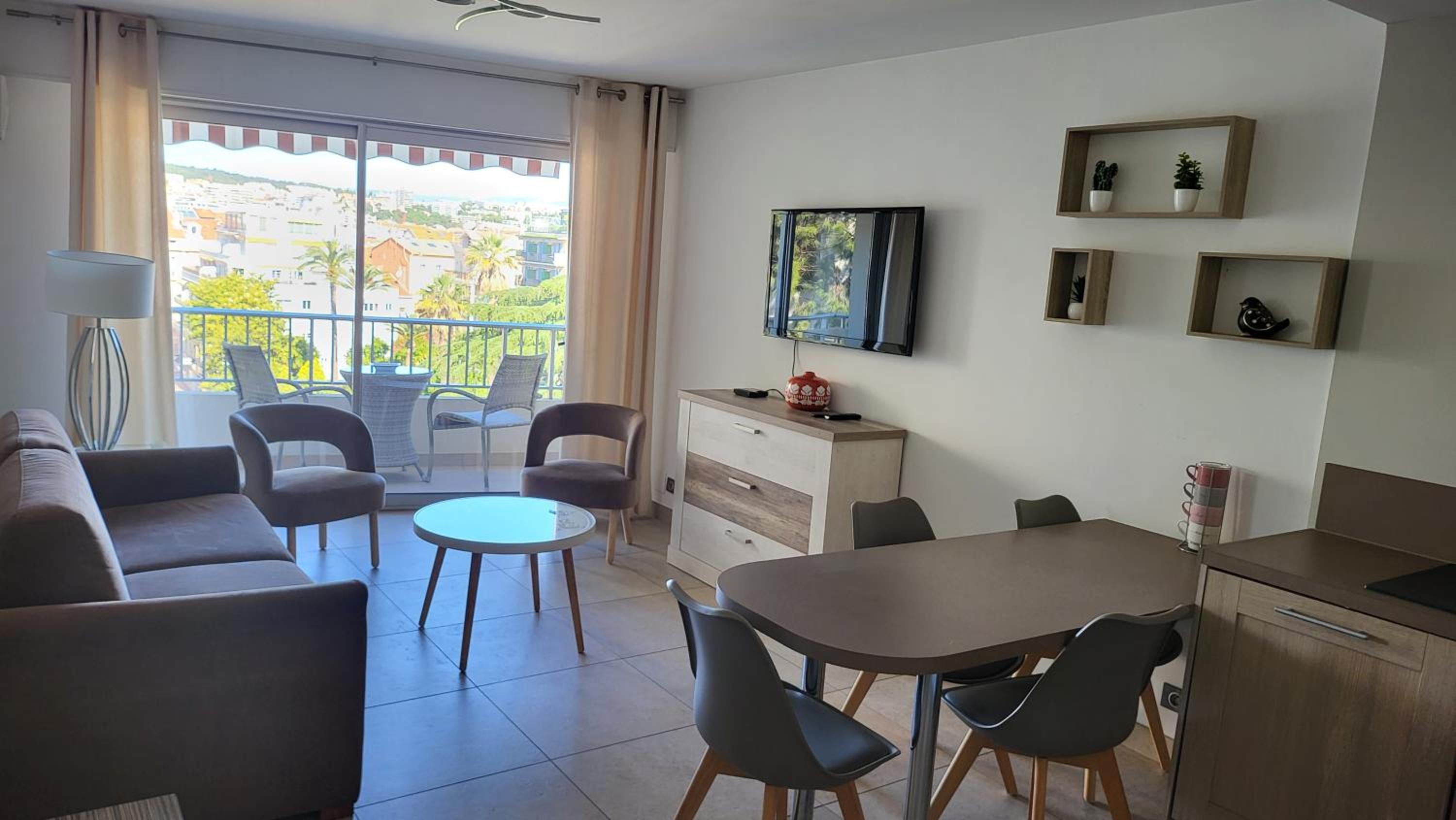 One-Bedroom Apartment with Terrace Romy Schneider