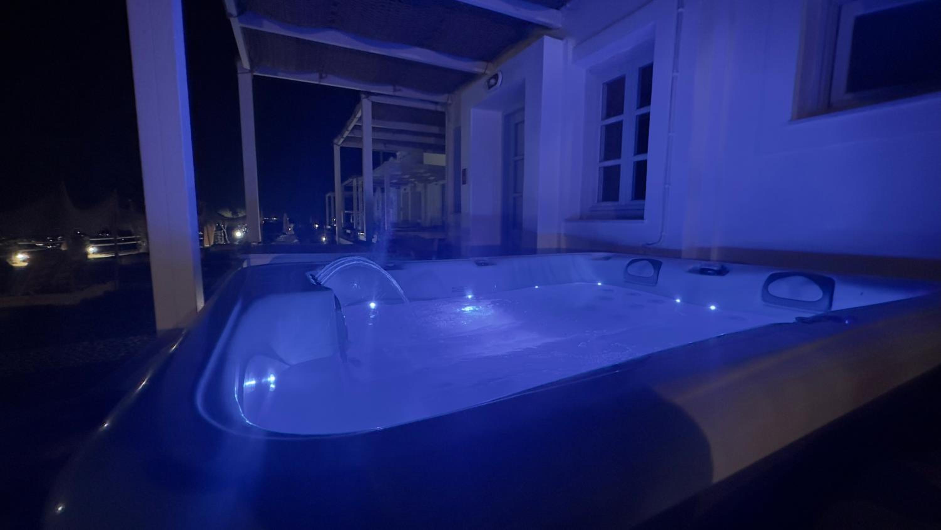 Premier Suite with Hot Tub and Sea View - Photo 4