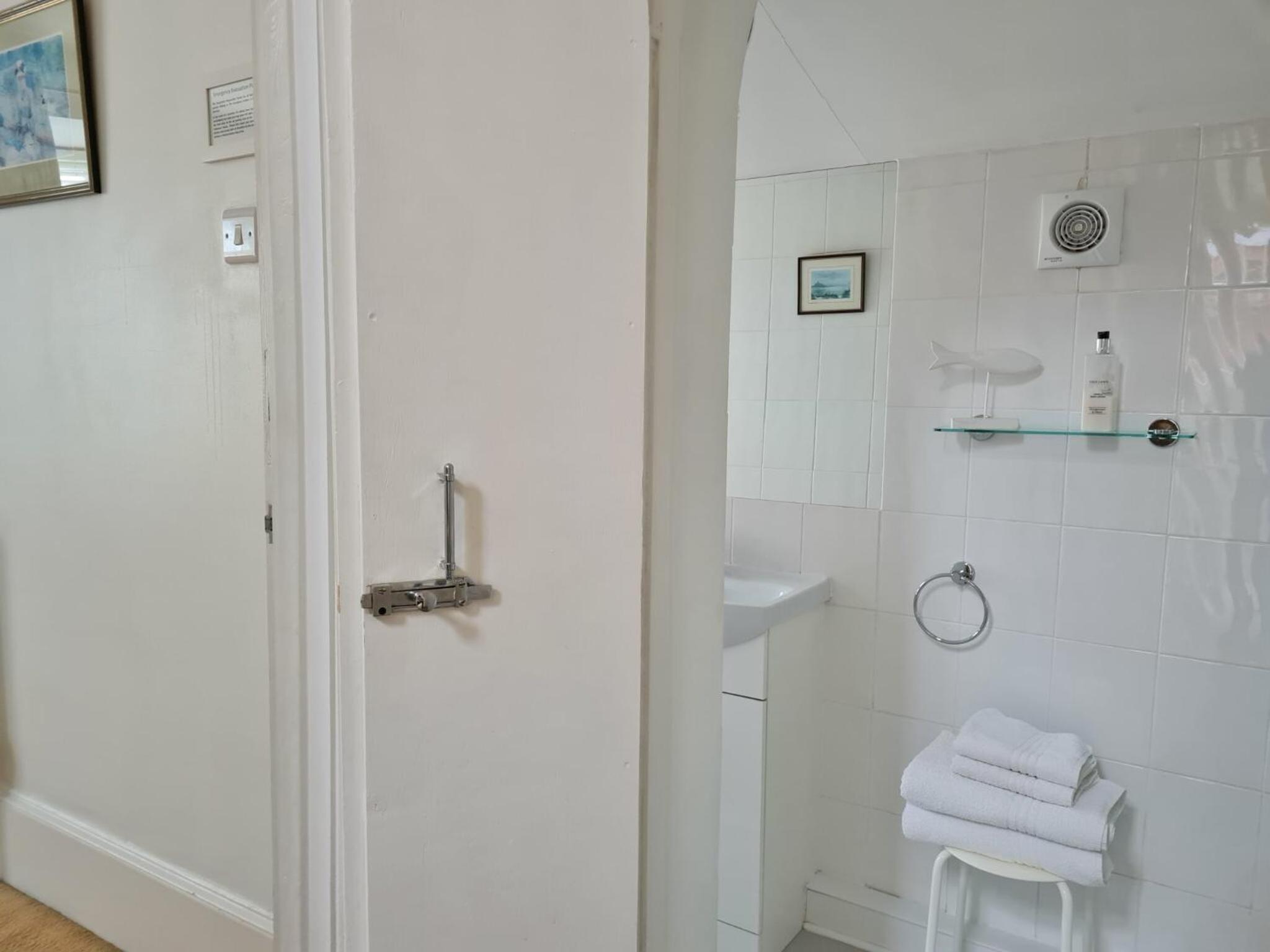 Twin Room with Private Bathroom photo 2