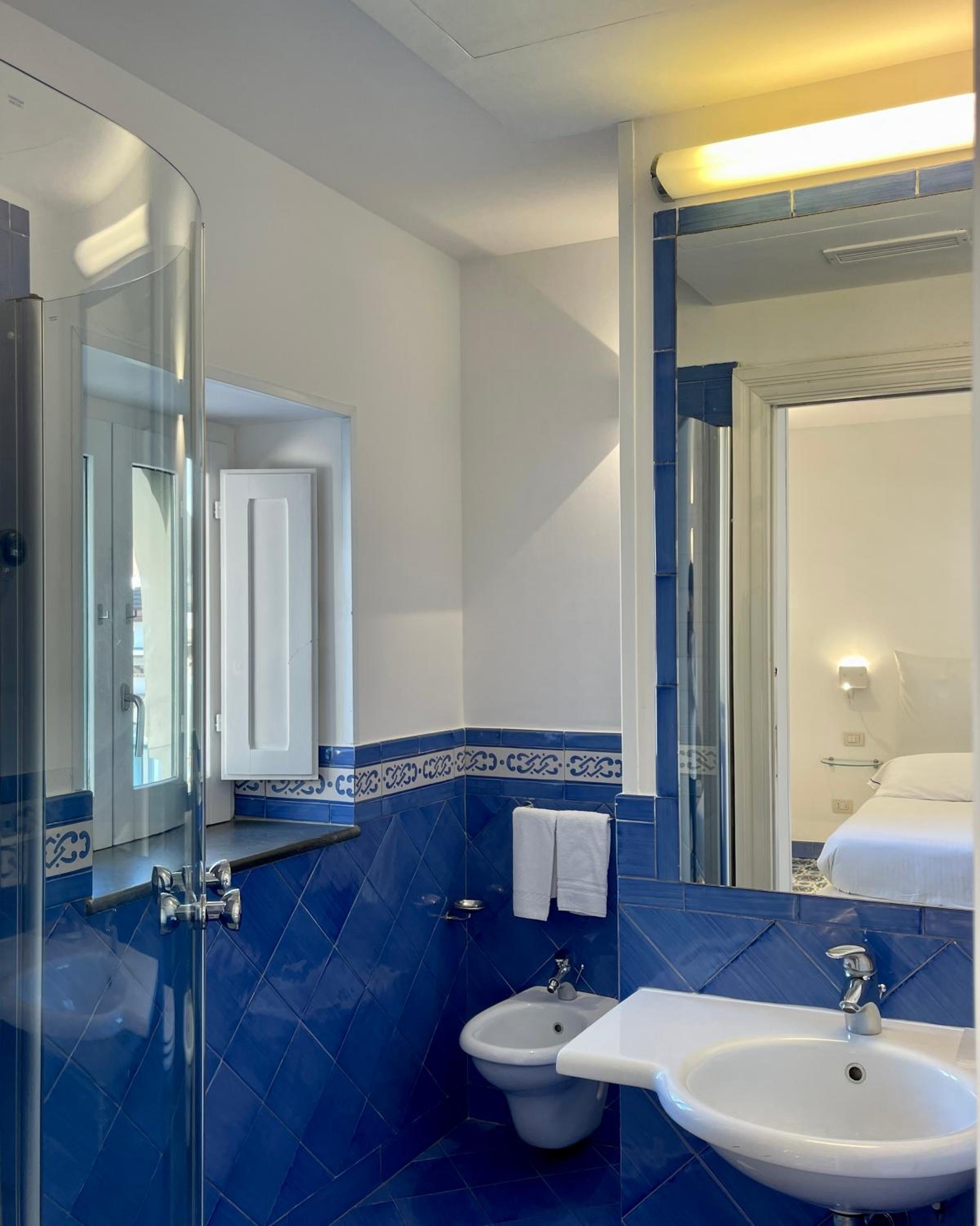 Double Room with Cathedral View - Photo 3