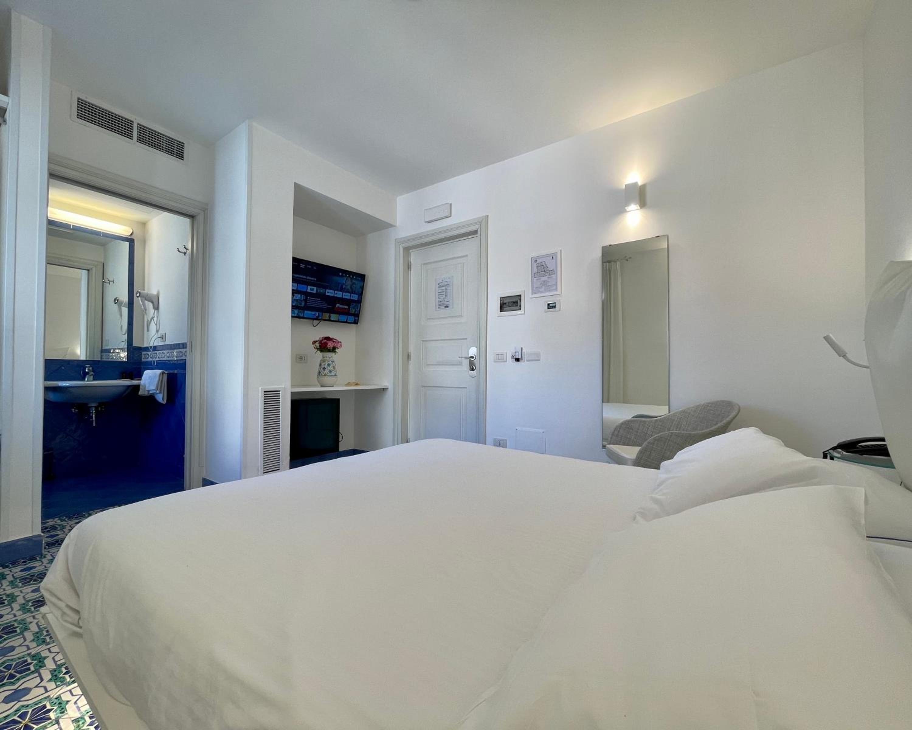 Deluxe Double Room with Balcony and Cathedral View - Photo 2