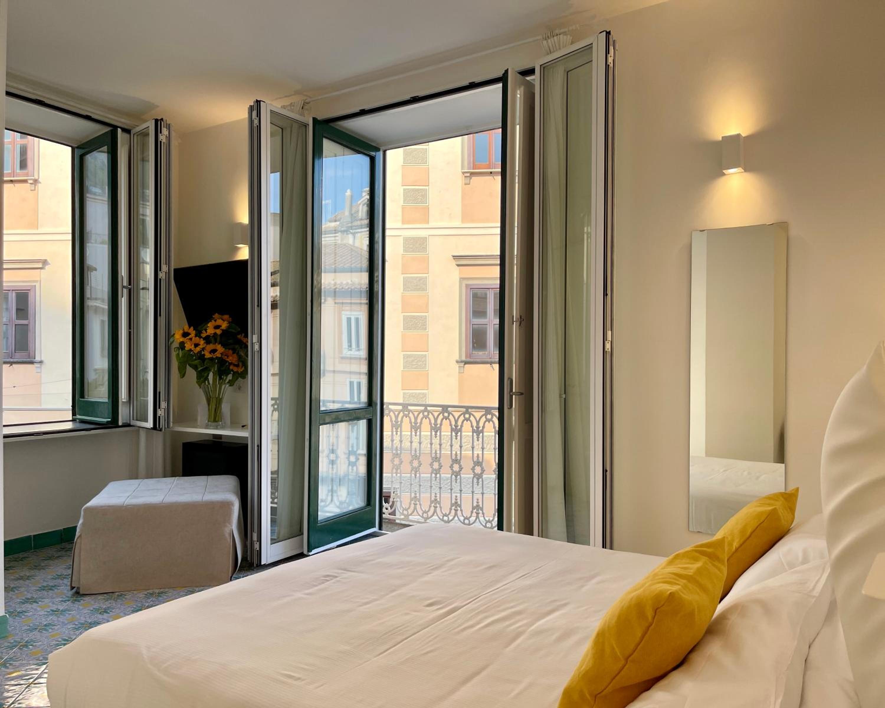 Deluxe Double Room with Balcony and Cathedral View - Photo 1