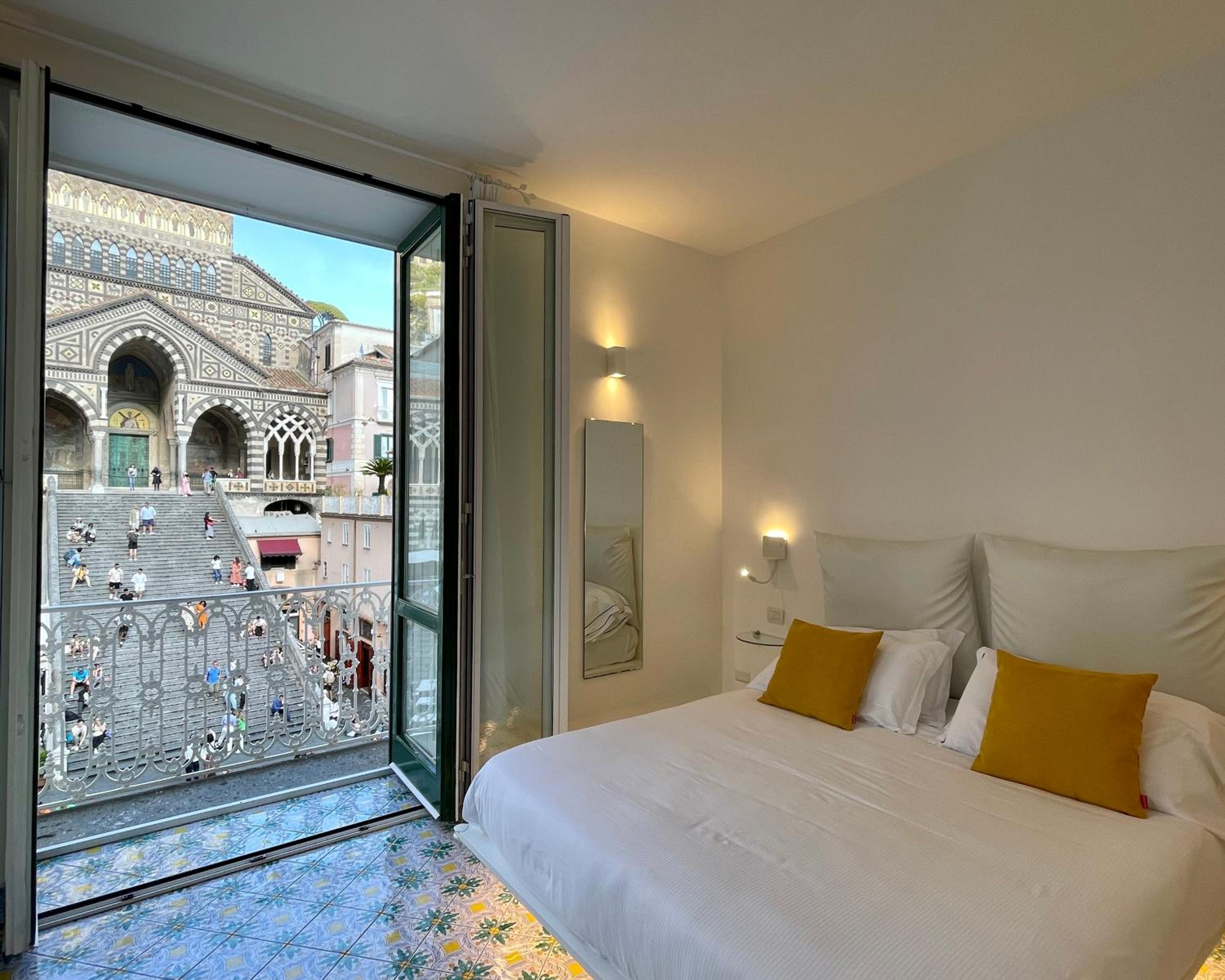 Deluxe Double Room with Balcony and Cathedral View - Photo 3