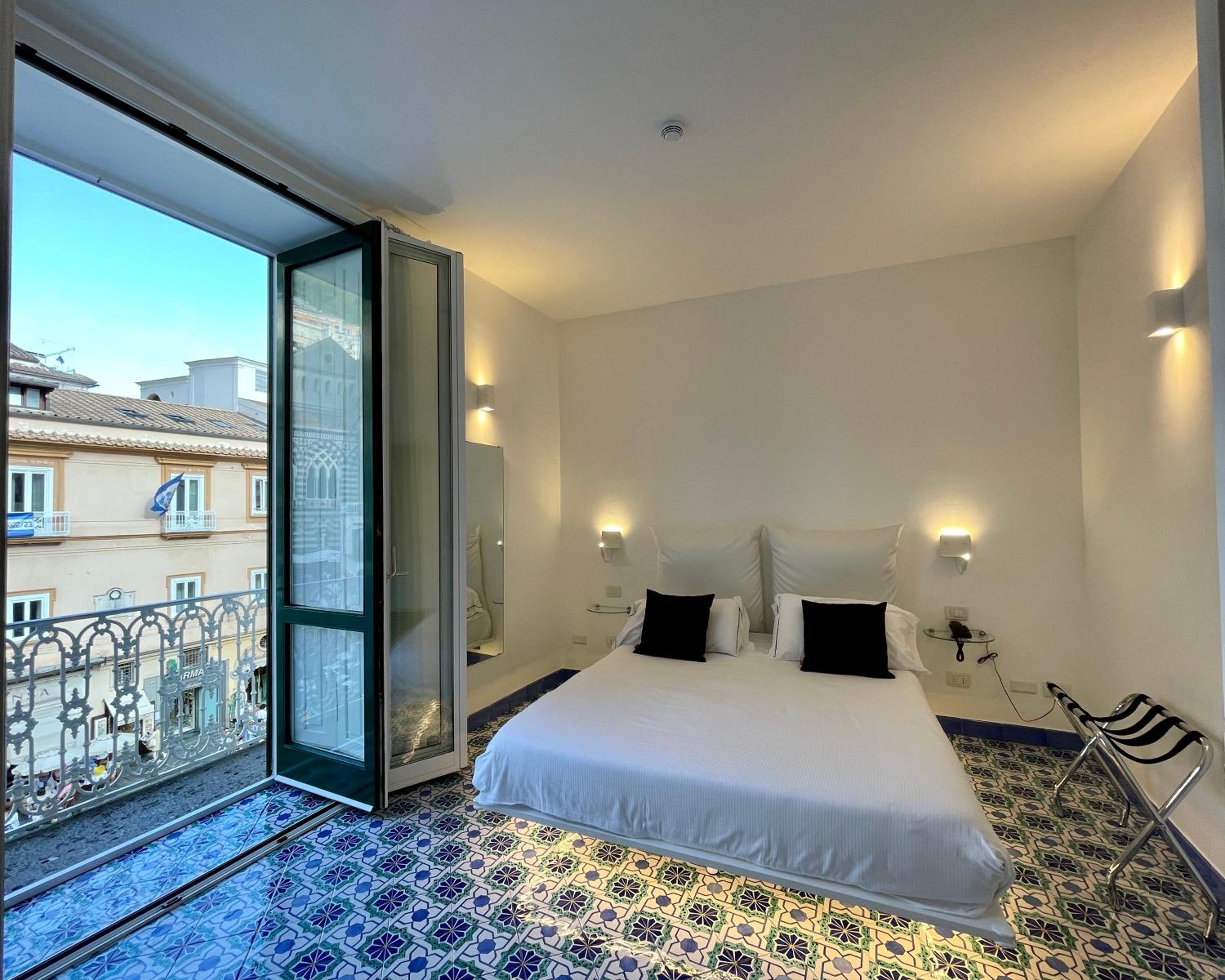 Deluxe Double Room with Balcony and Cathedral View - Photo 4