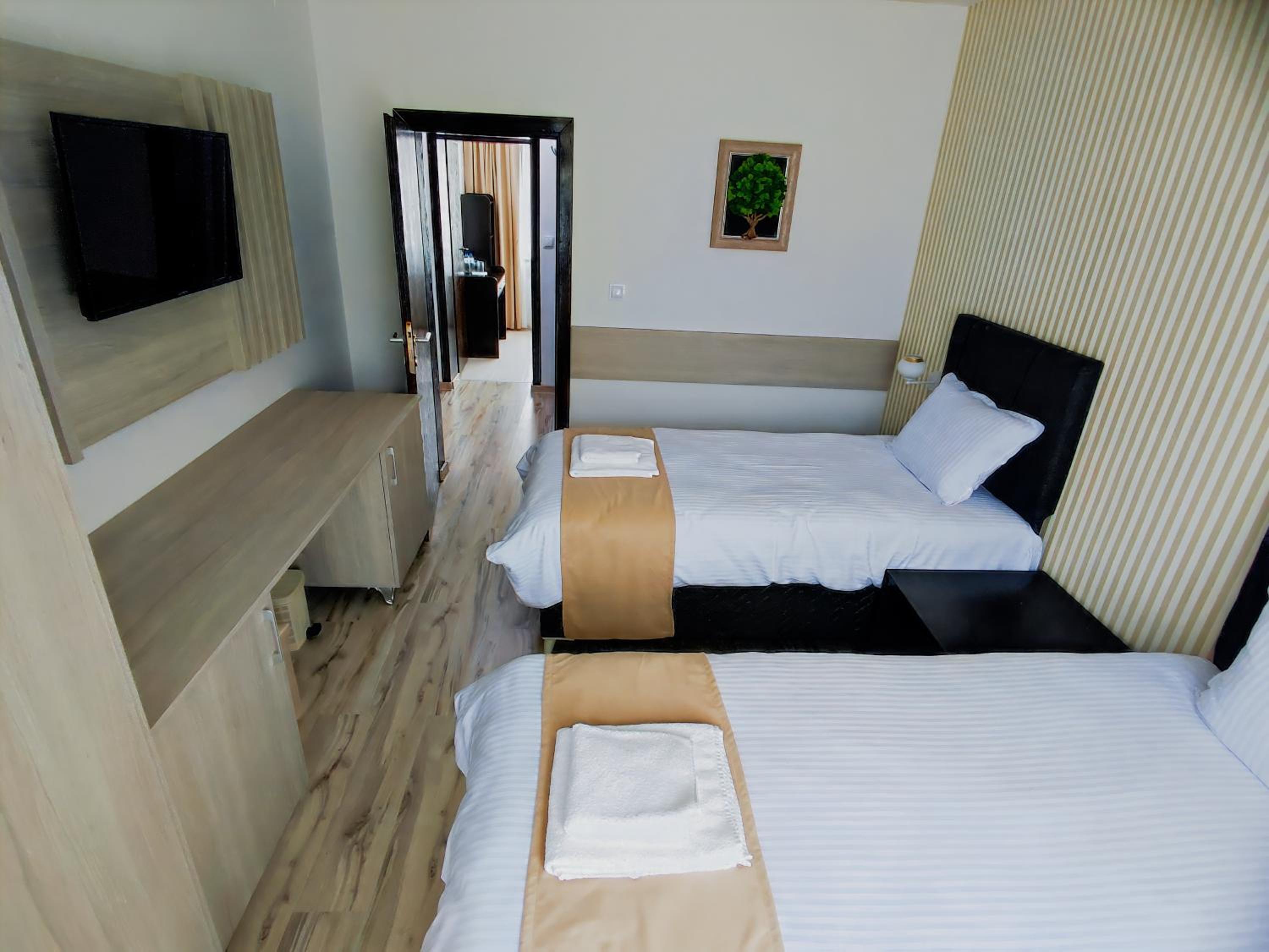 Quadruple Room with Private Bathroom photo 1