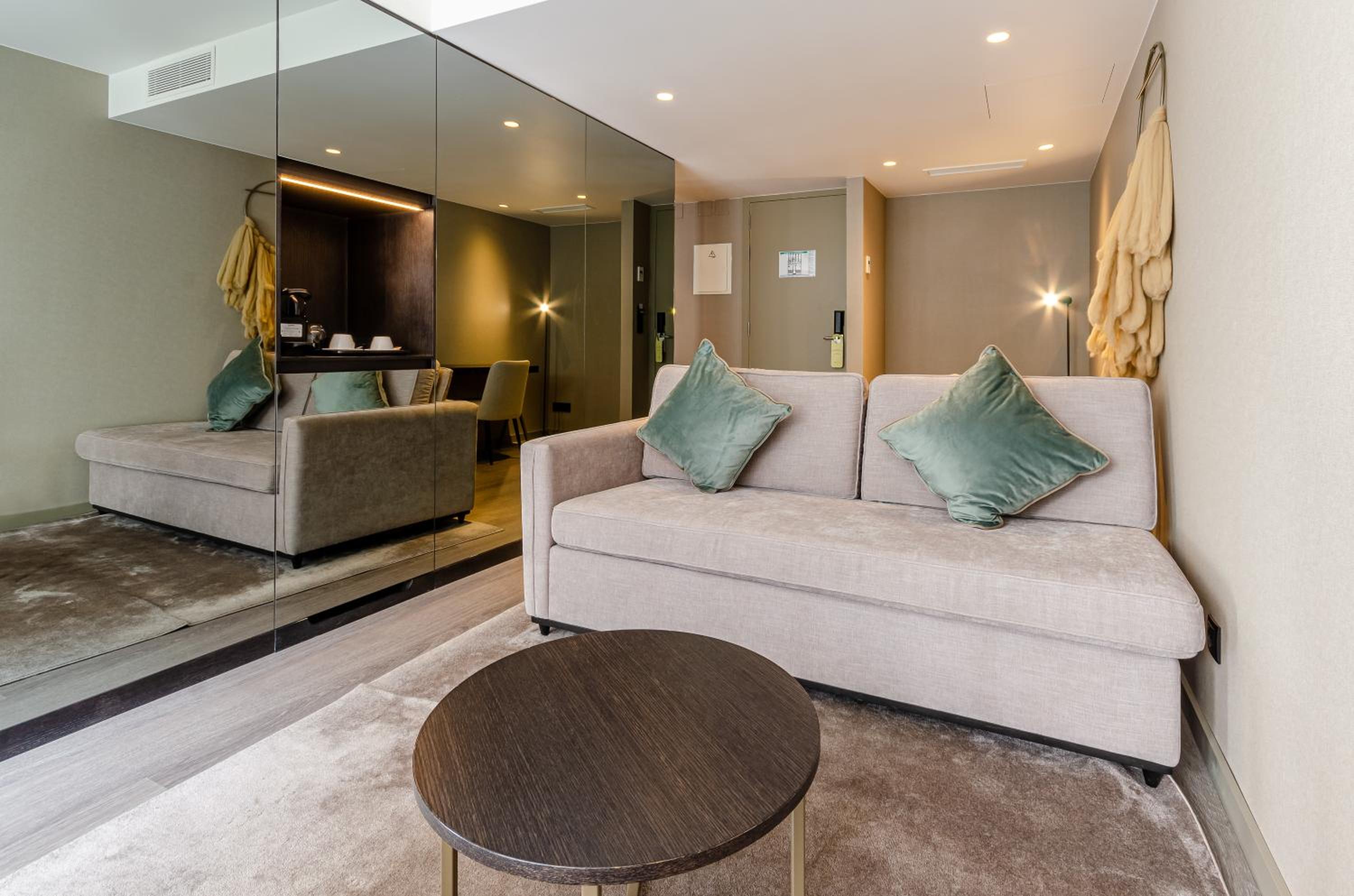 Suite - Photo 10