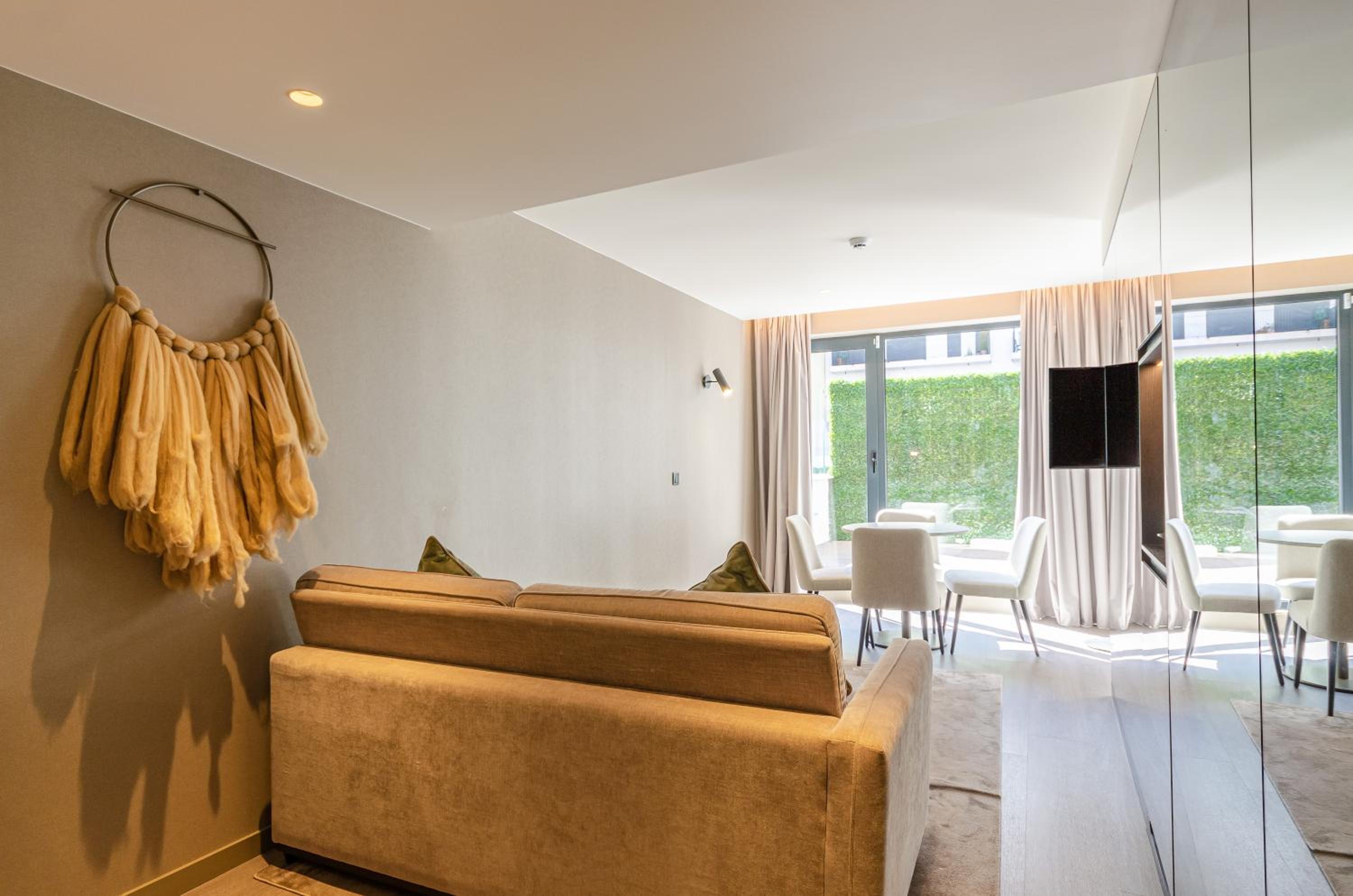 Suite - Photo 9