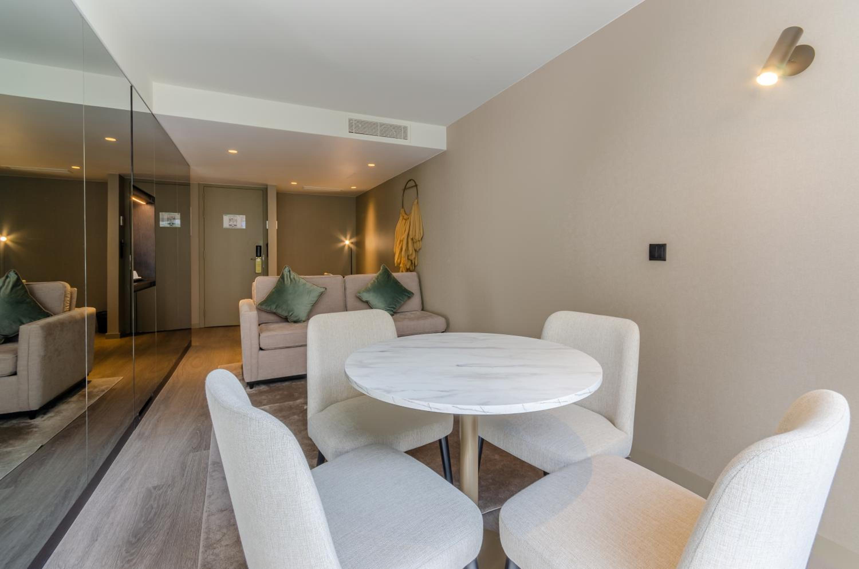 Suite - Photo 8