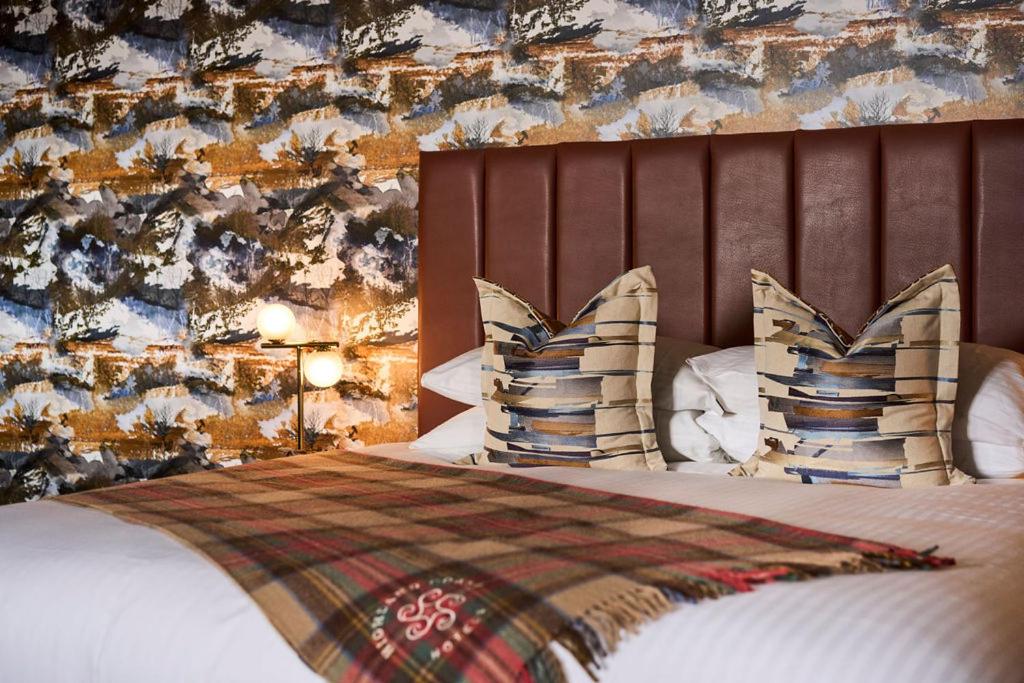 Deluxe King Feature Guest Room photo 2