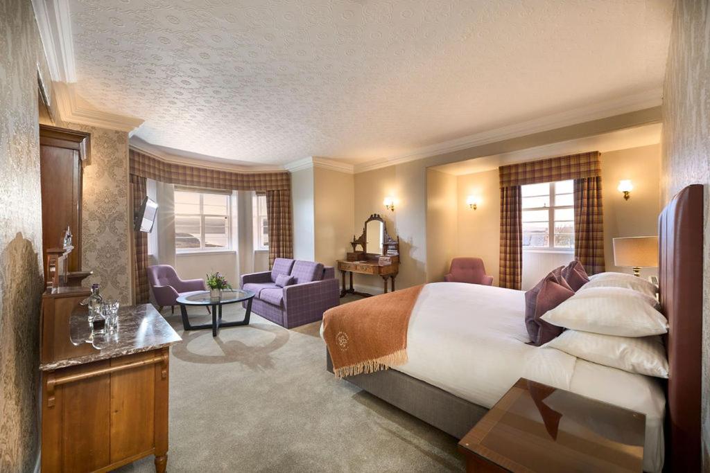 Deluxe King Guest Room photo 2