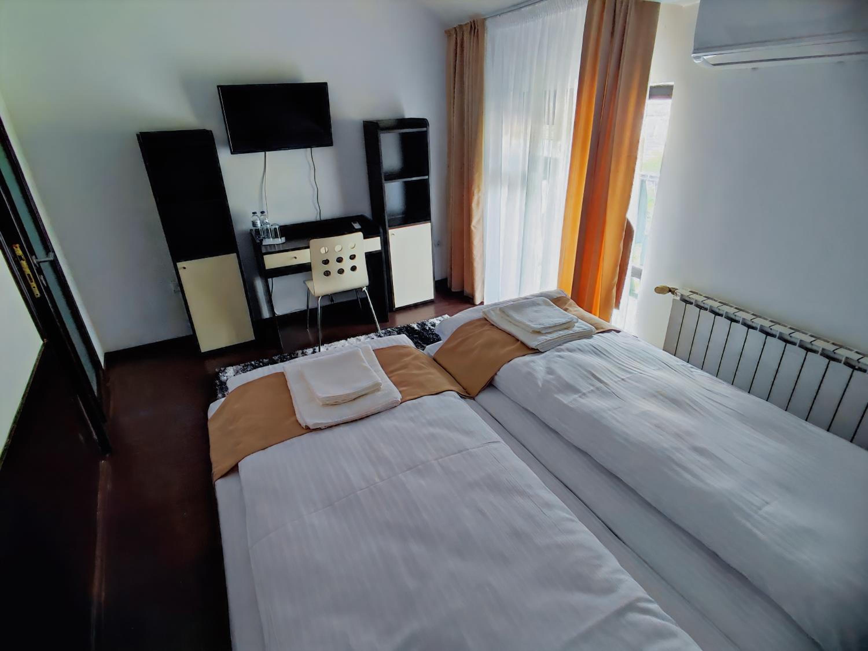 Quadruple Room with Private Bathroom photo 2