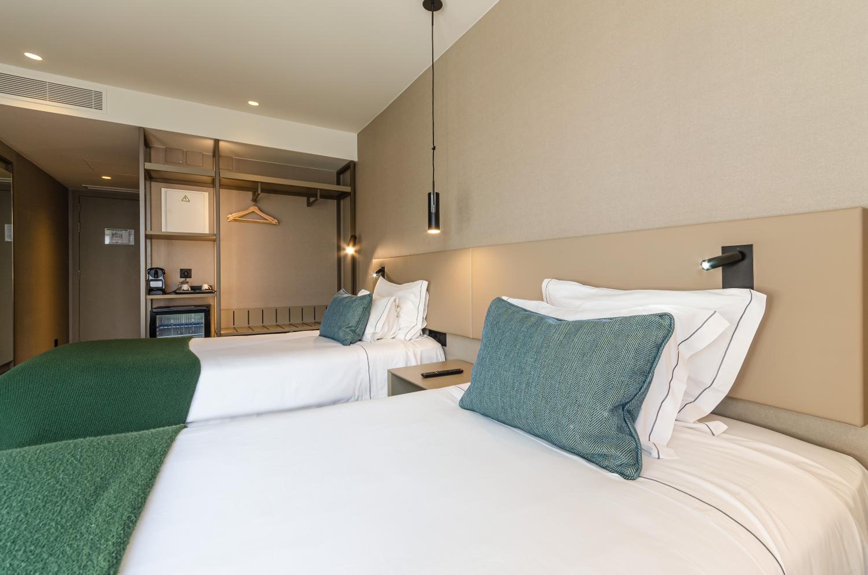Standard Twin Room - Photo 2