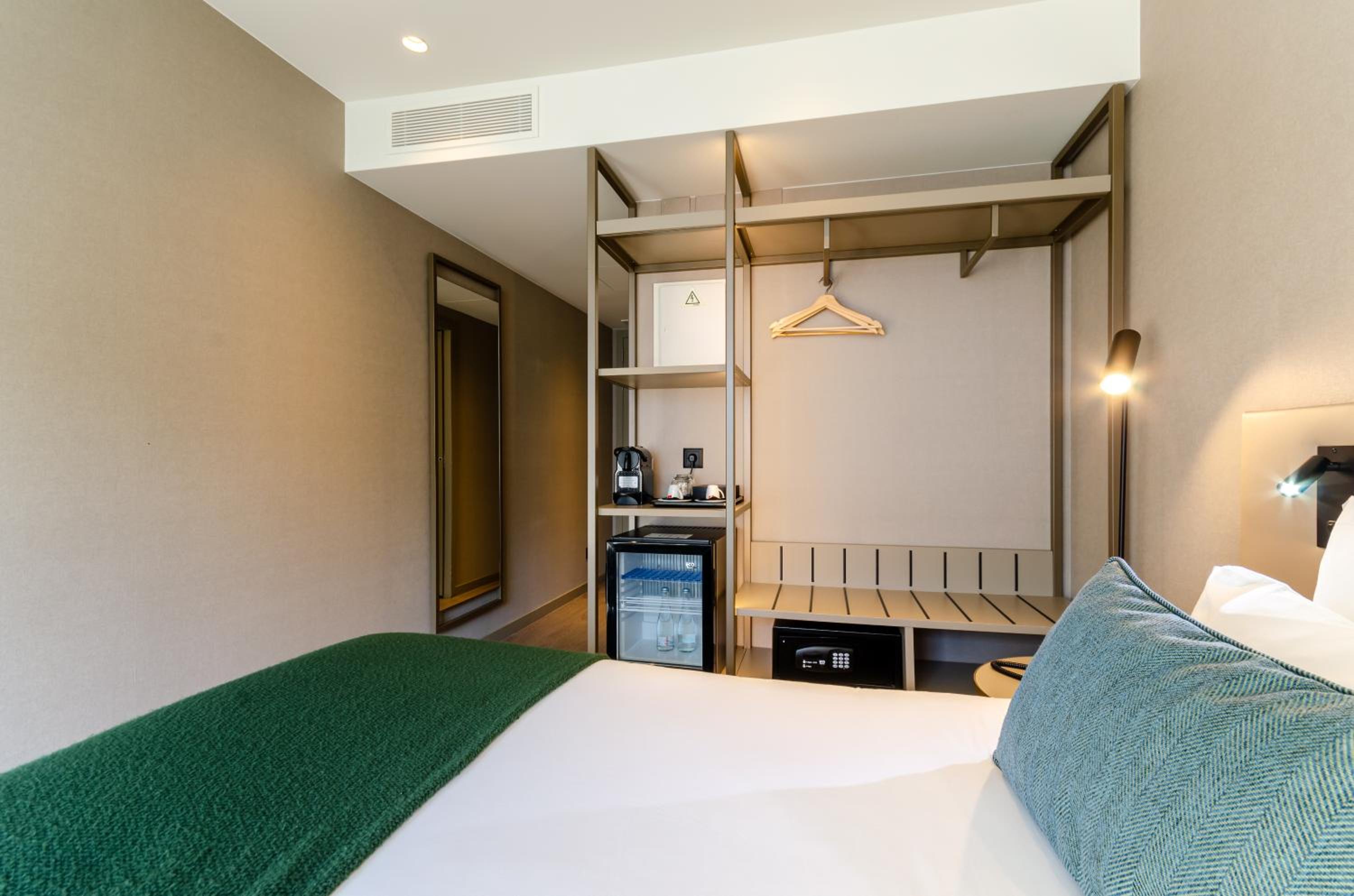 Standard Twin Room - Photo 4