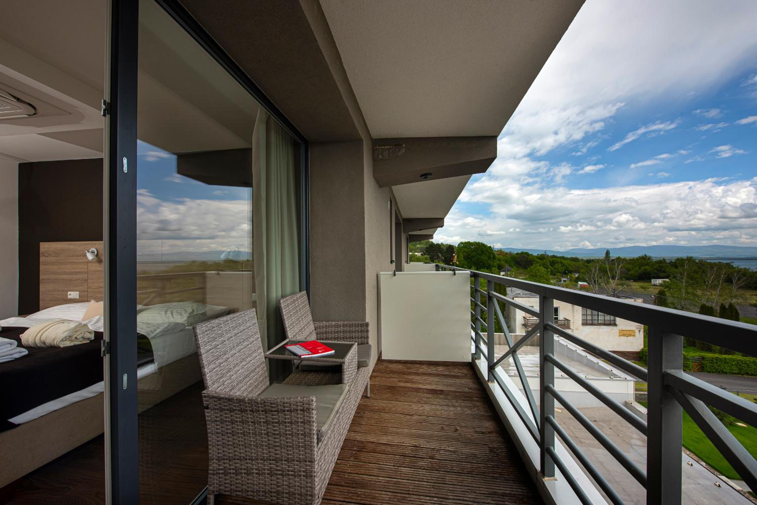 Studio with Balcony - Photo 2