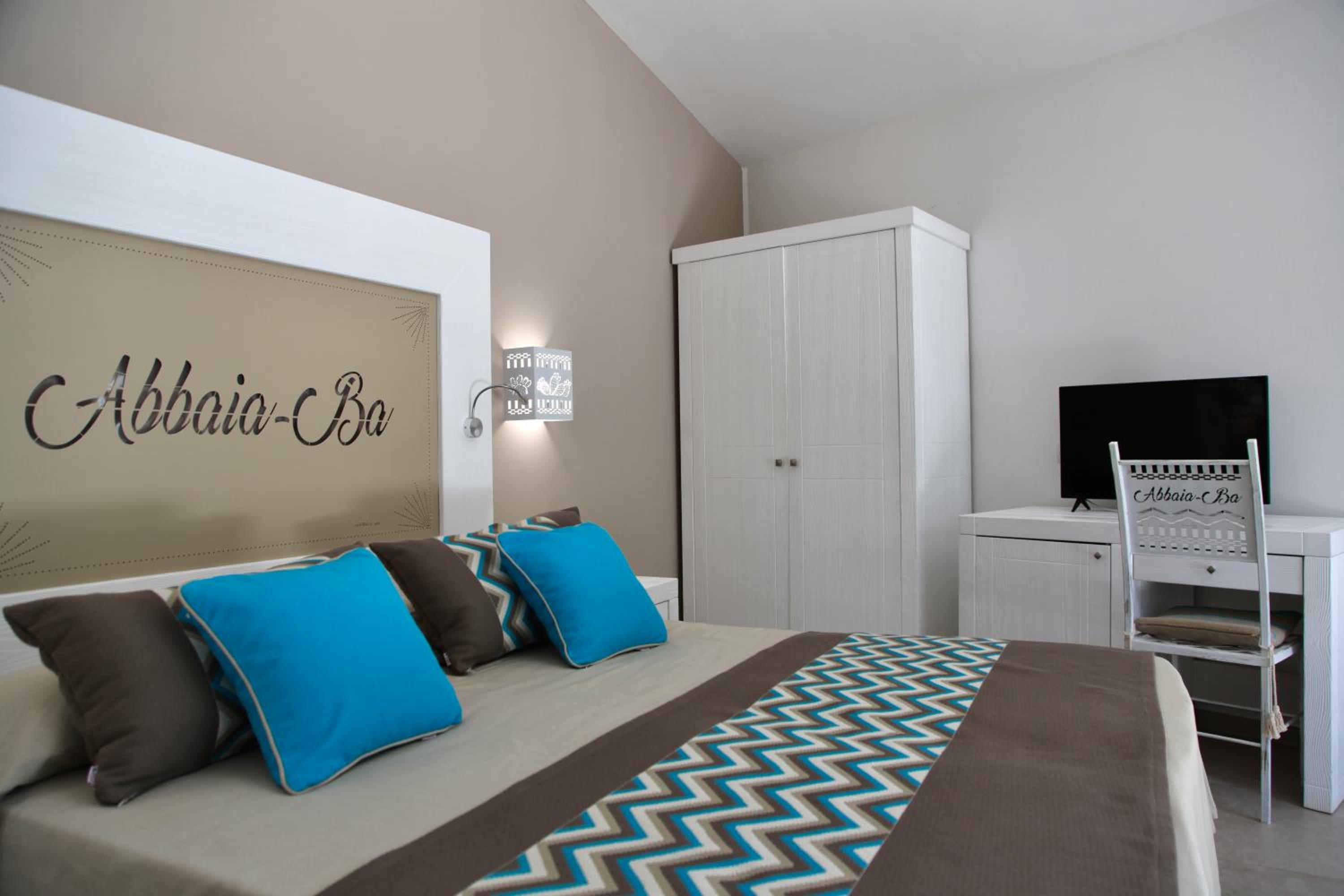 Deluxe Room (2 Adults + 1 Child)