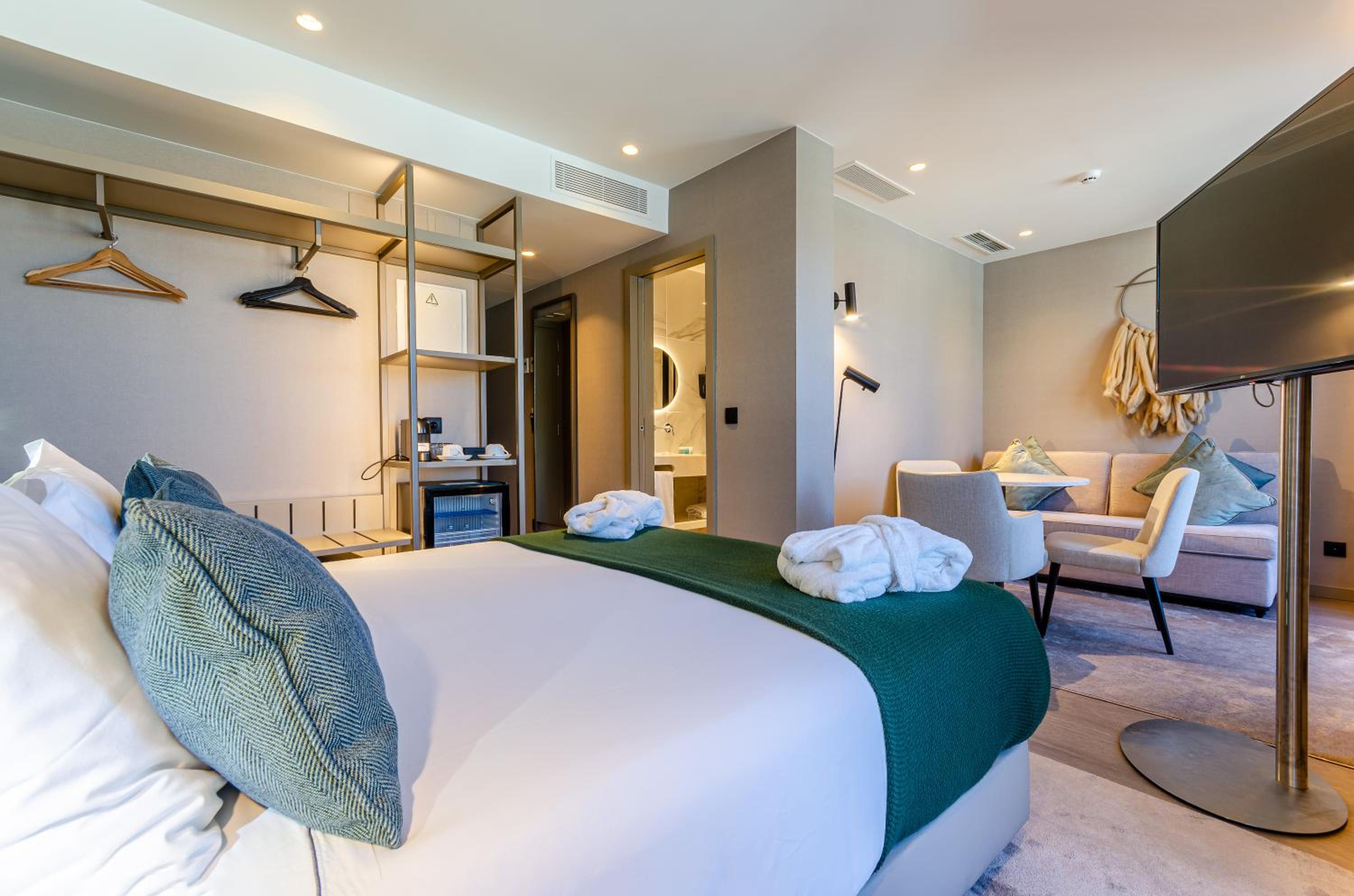 Junior Suite with Balcony - Photo 5
