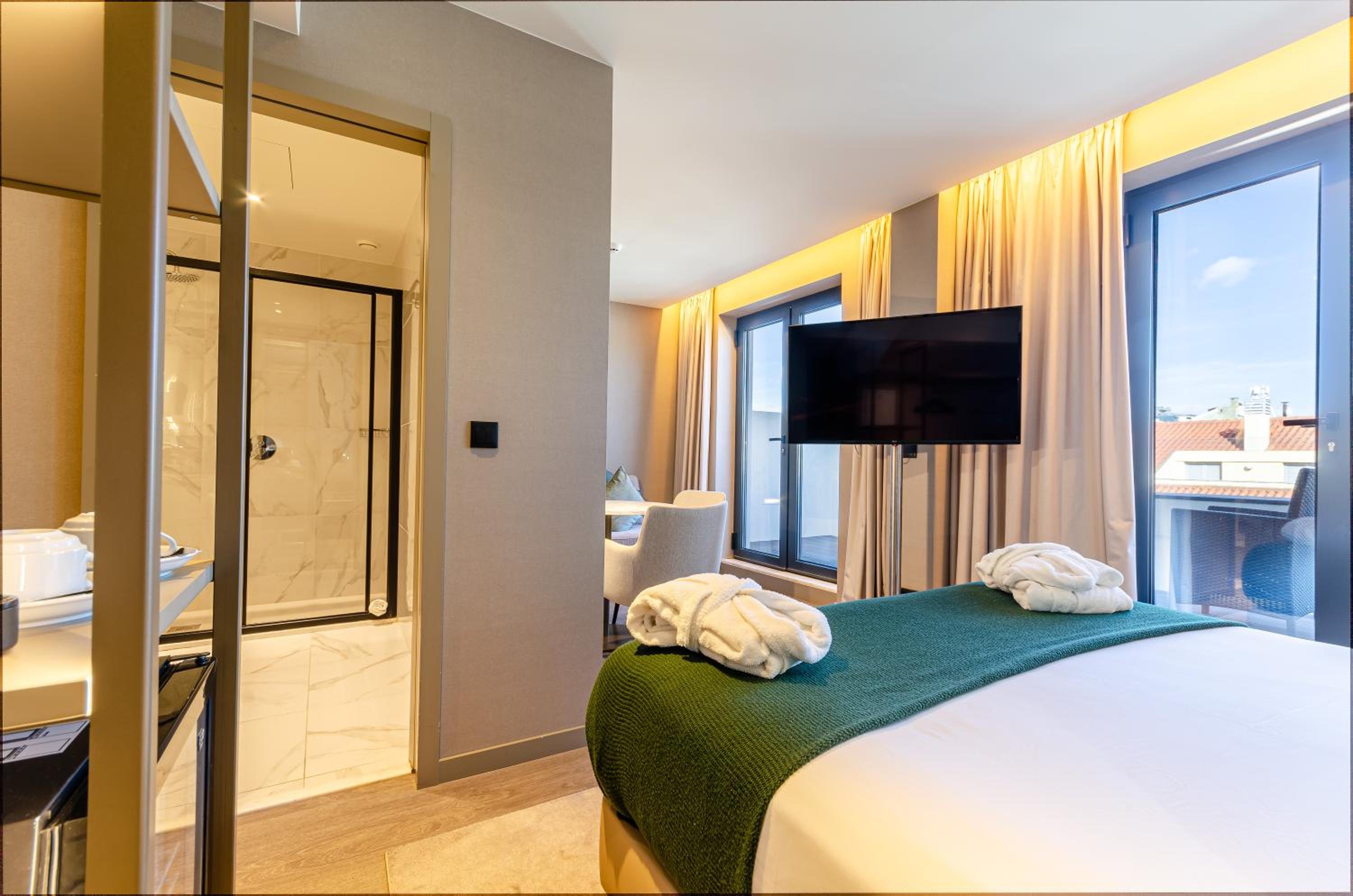 Junior Suite with Balcony - Photo 2