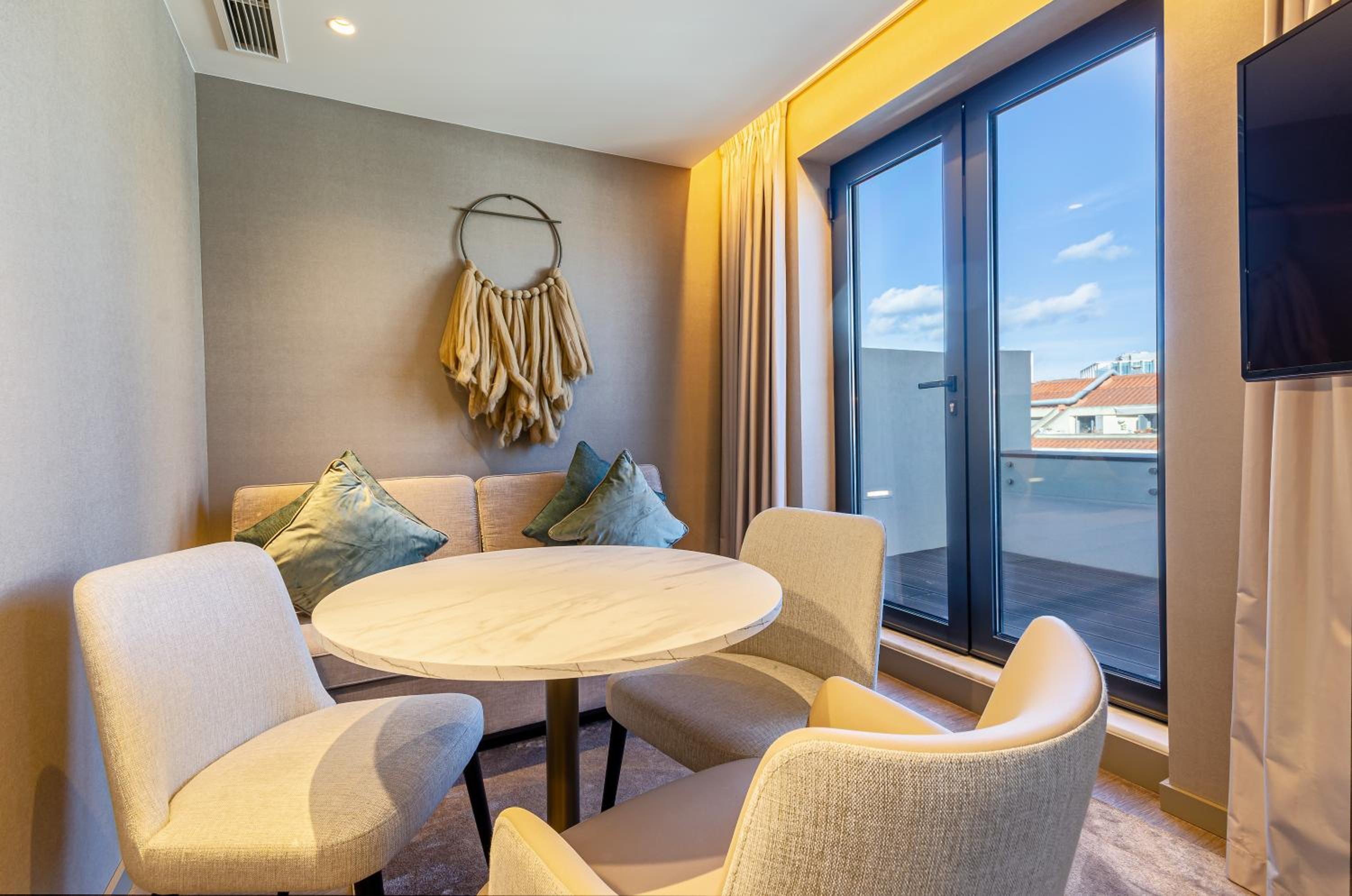 Junior Suite with Balcony - Photo 11