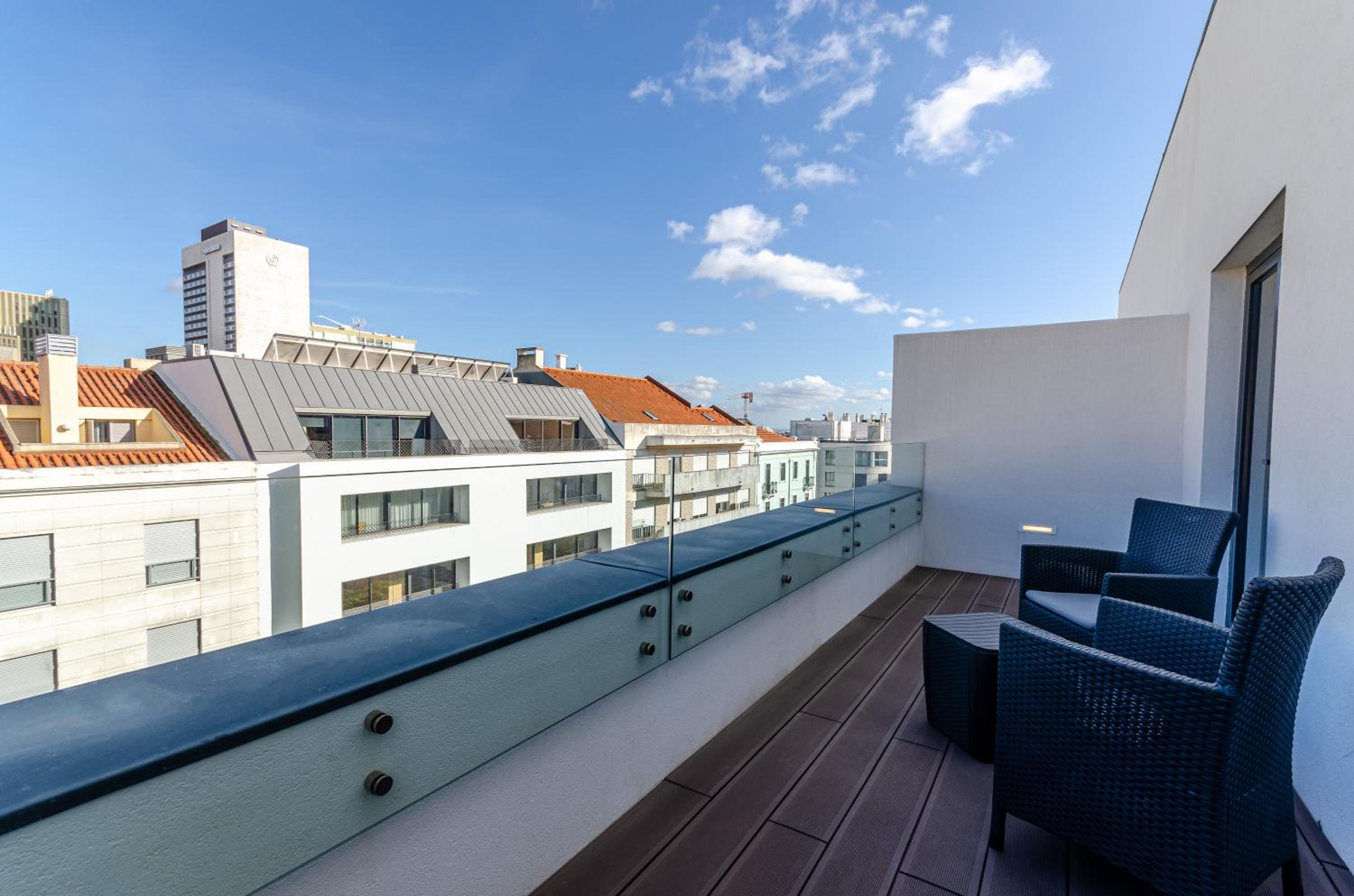 Junior Suite with Balcony - Photo 4