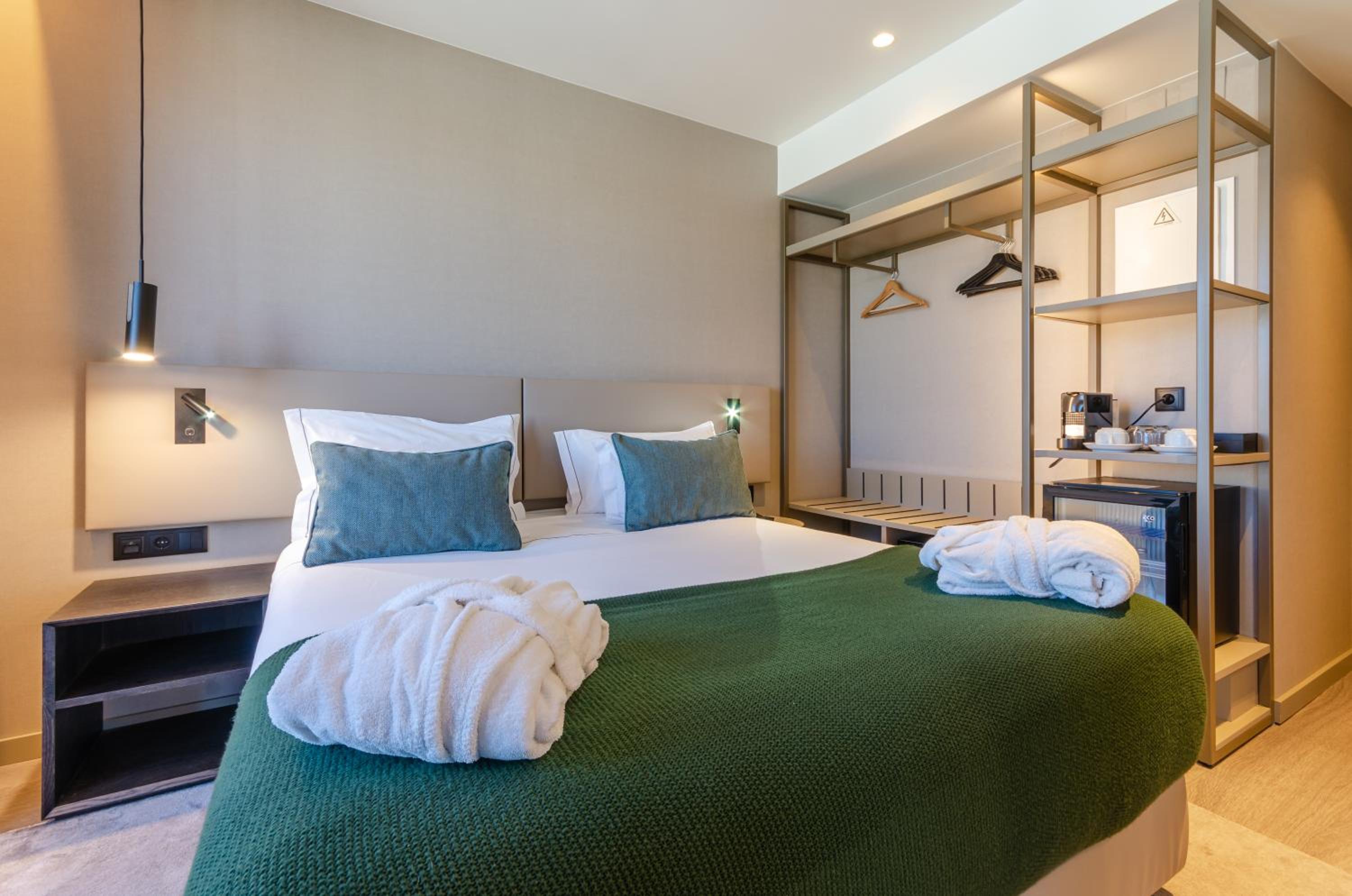 Junior Suite with Balcony - Photo 7