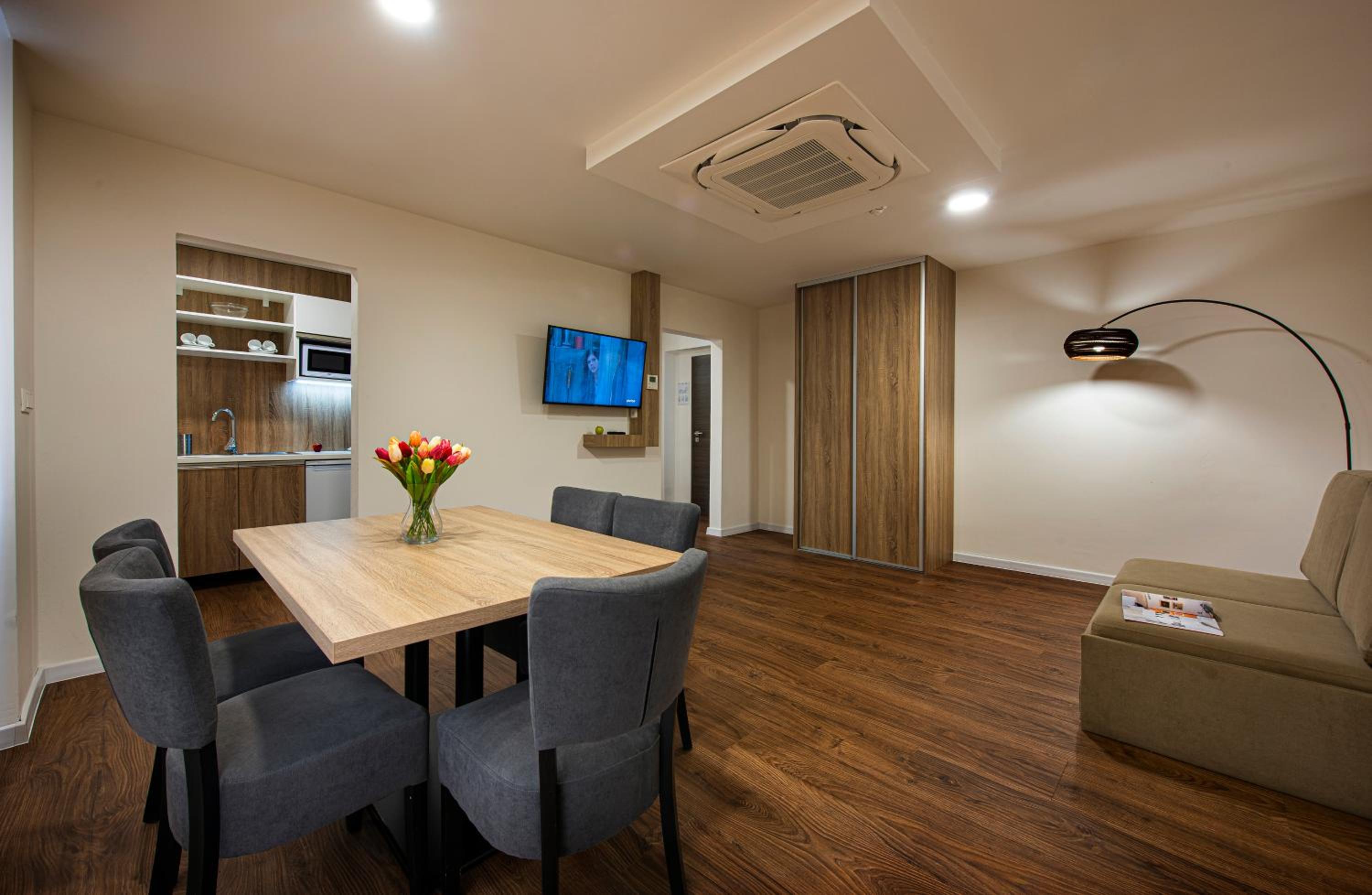 Apartment with Balcony - Photo 5