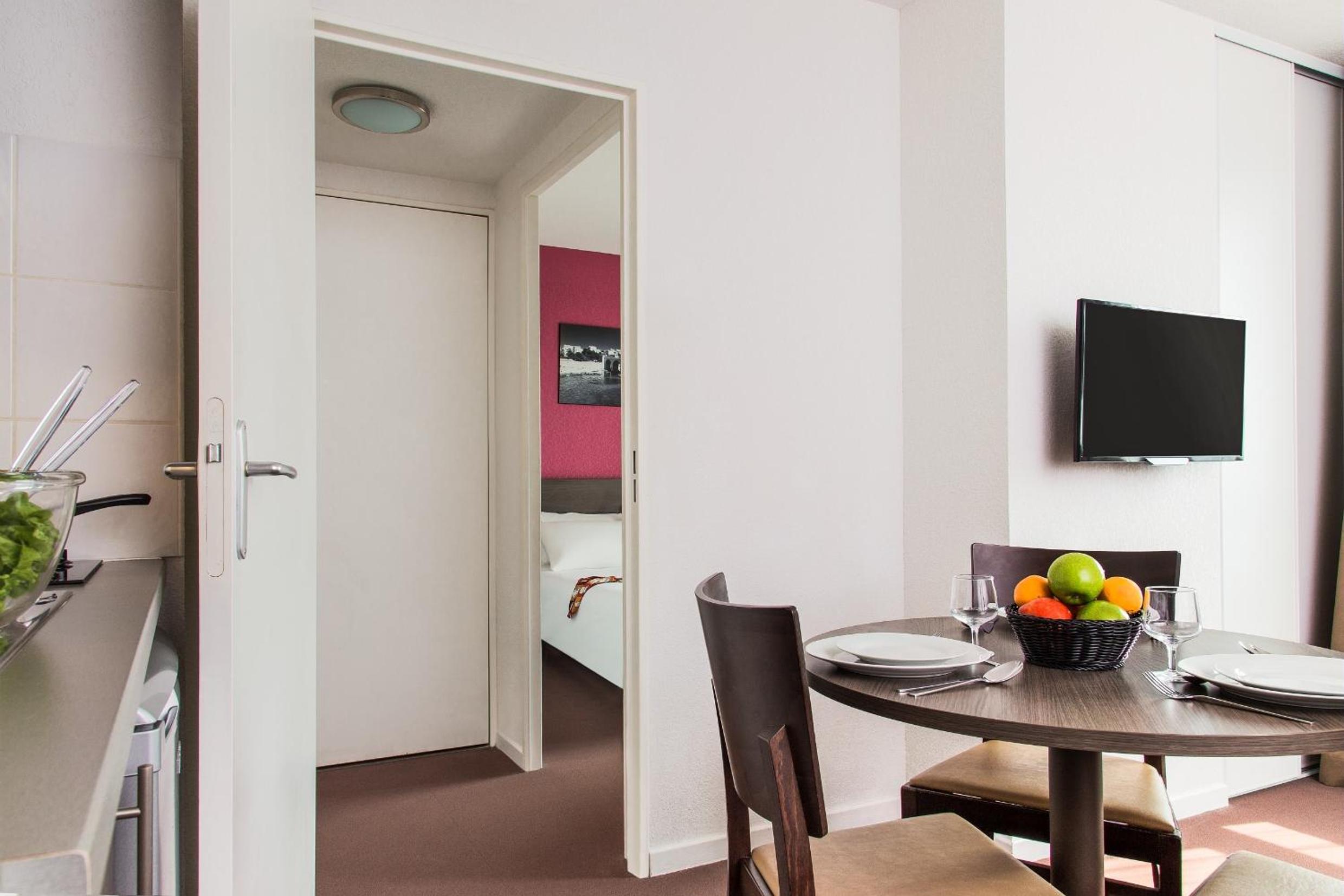 One-Bedroom Apartment - Photo 2