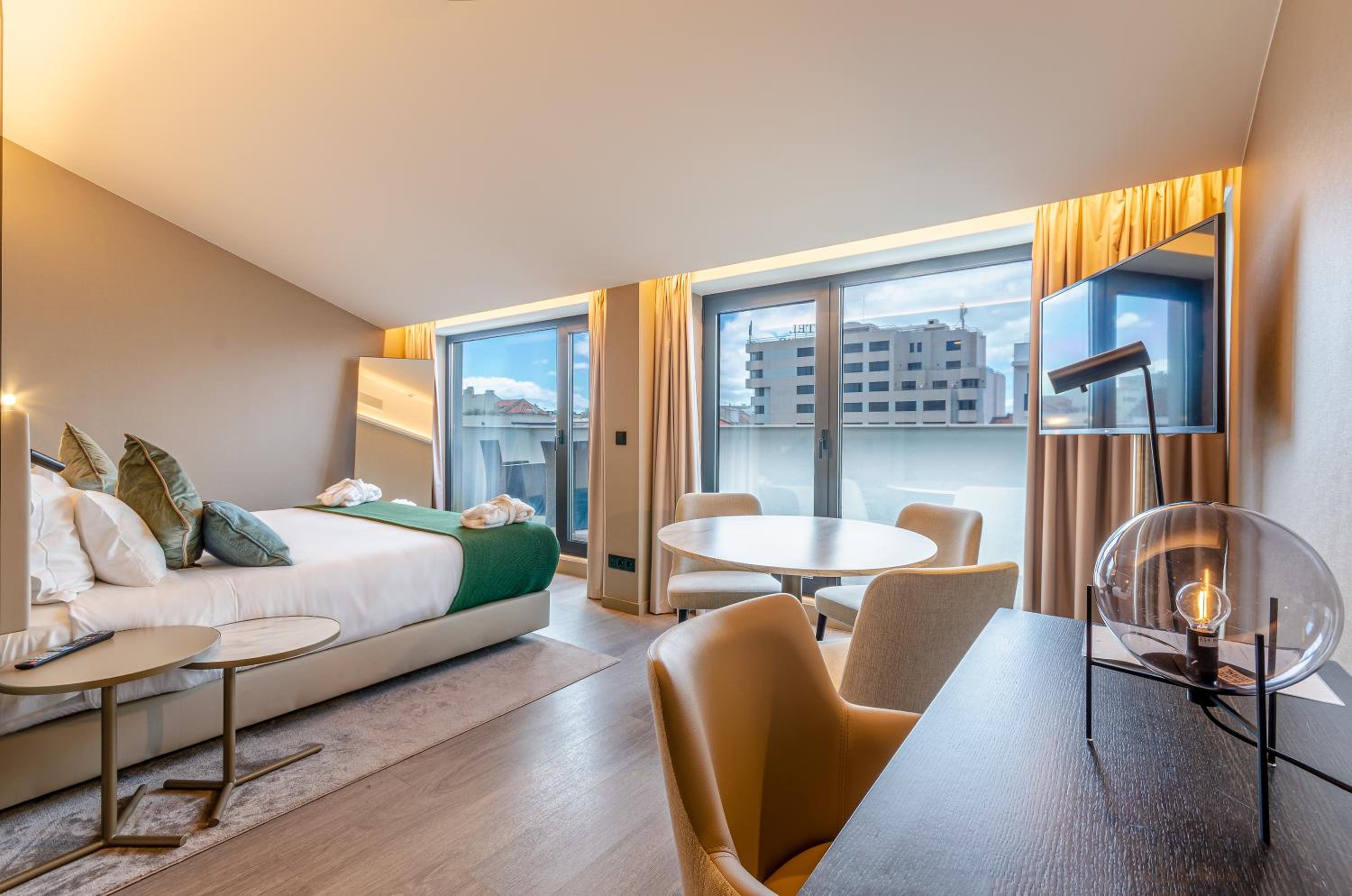 Suite - Photo 11