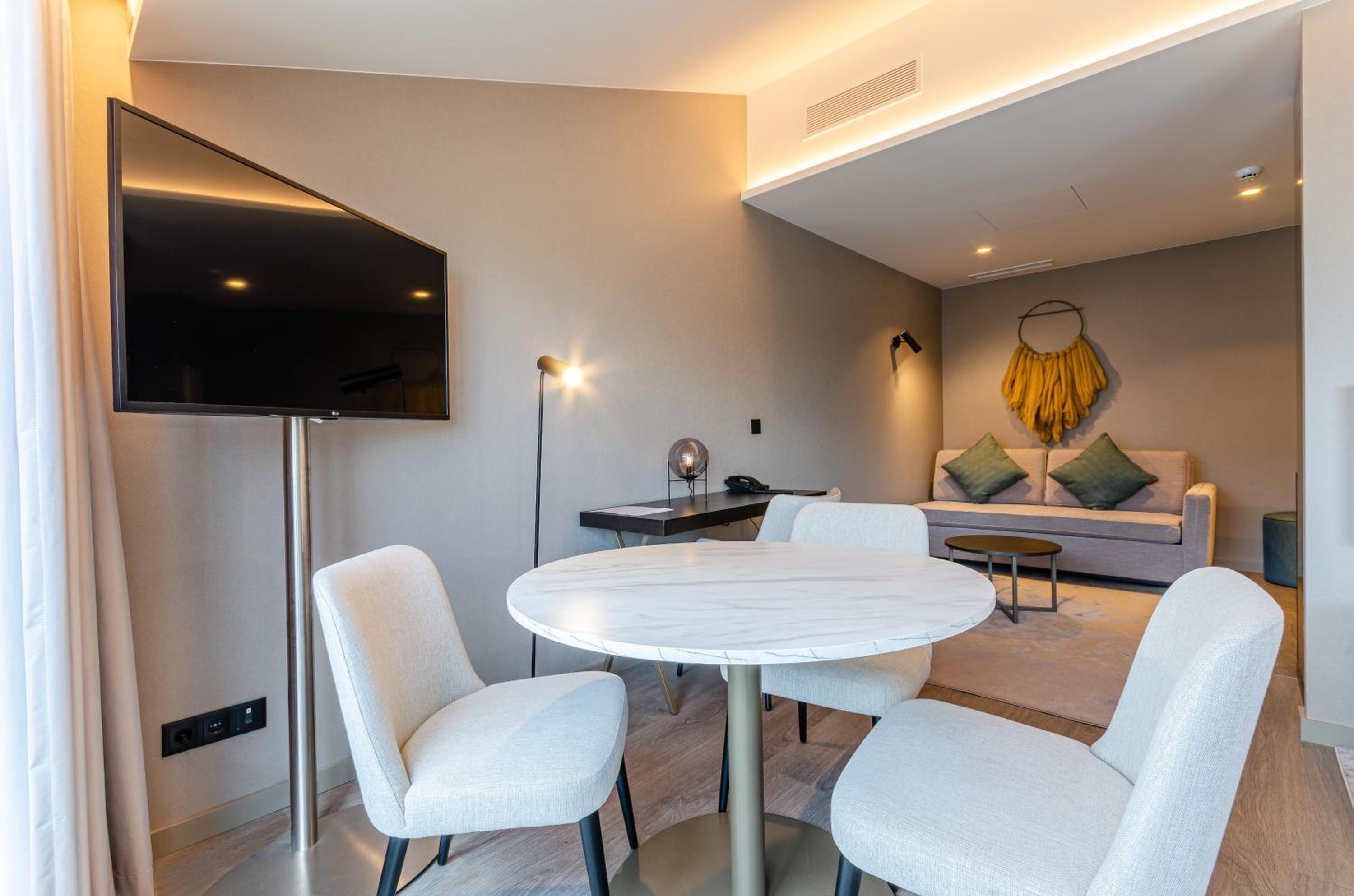 Suite - Photo 16