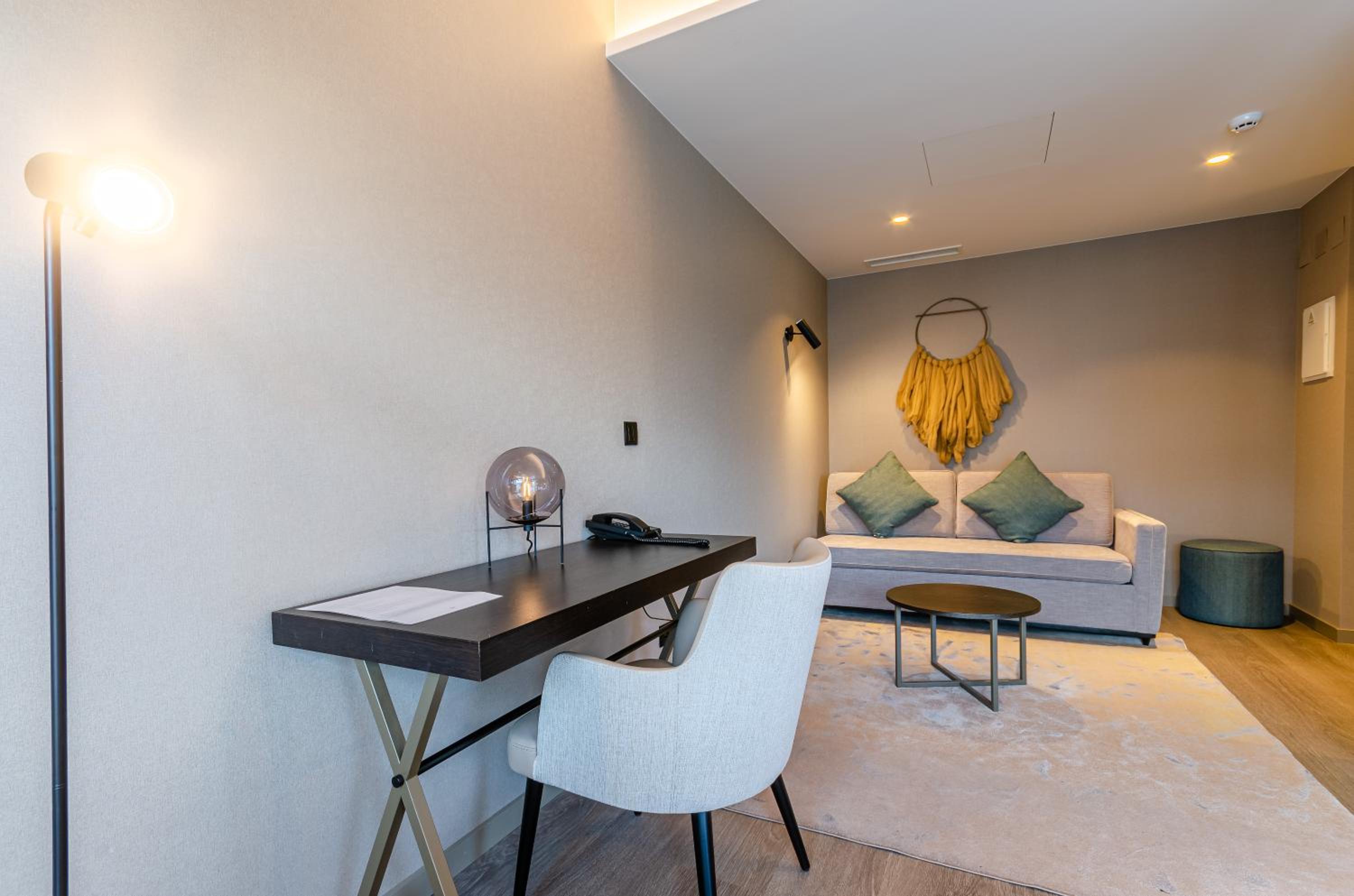 Suite - Photo 19