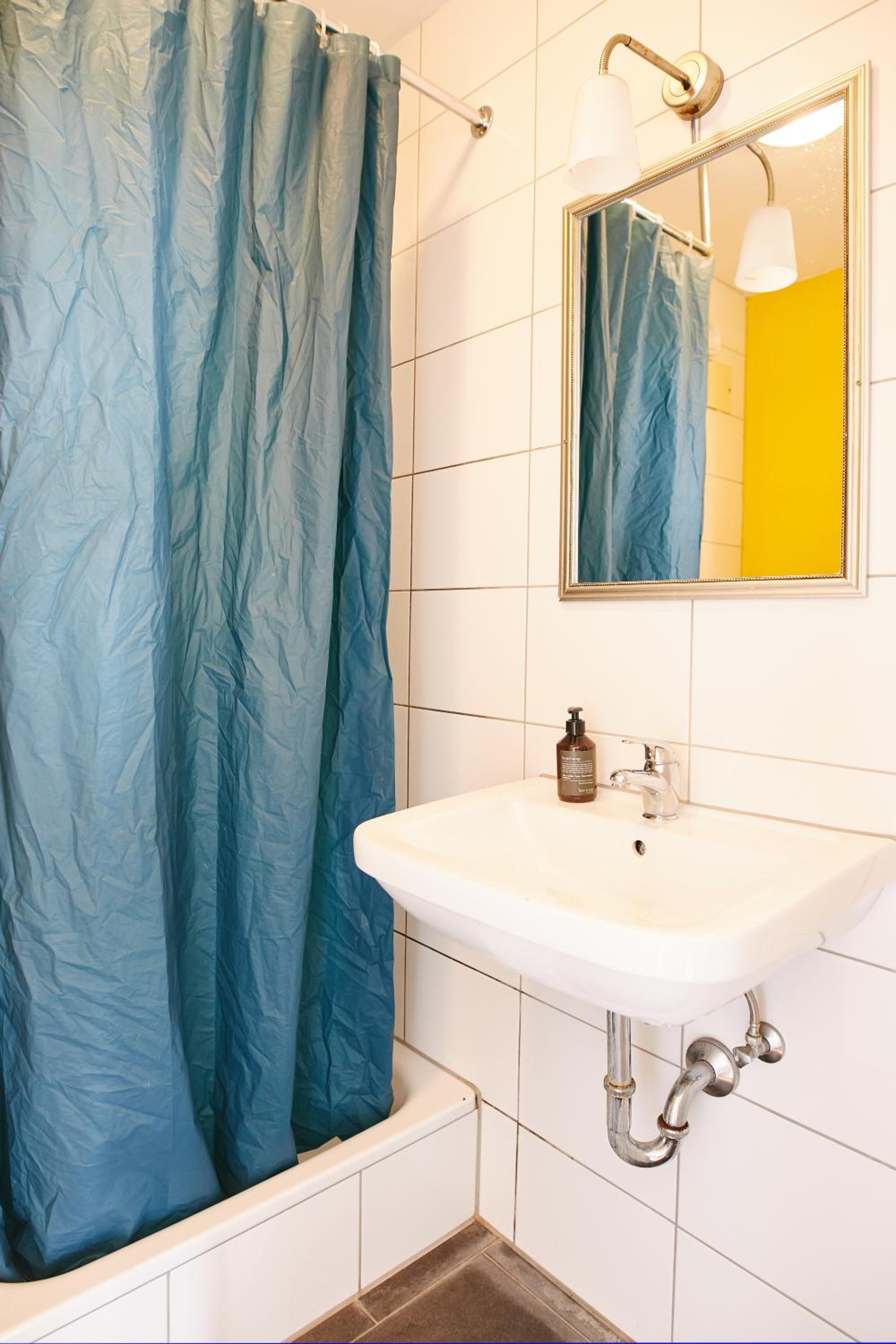 Bed in a FLINTA* dormitory with 4 beds and private bathroom photo 3