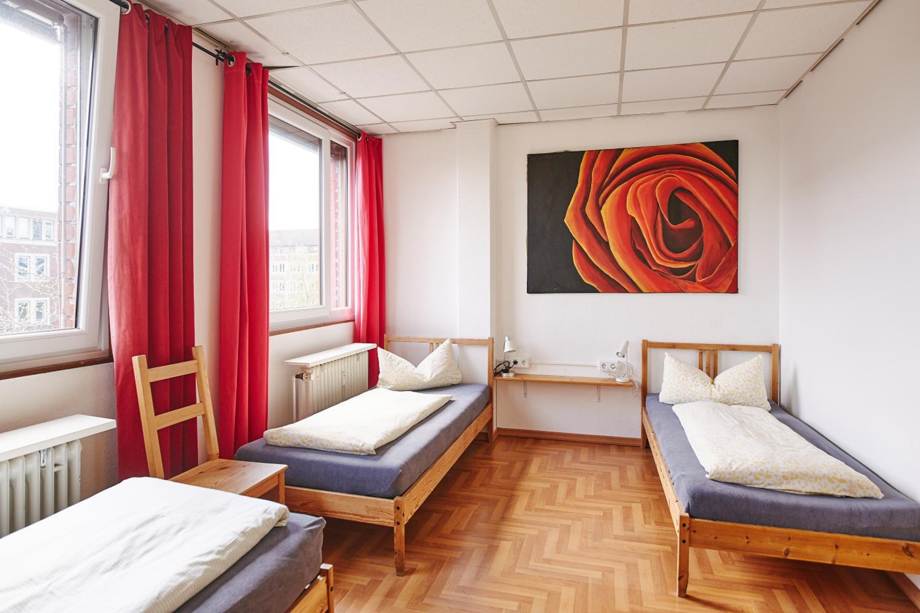 Bed in a FLINTA* dormitory with 4 beds and private bathroom photo 1