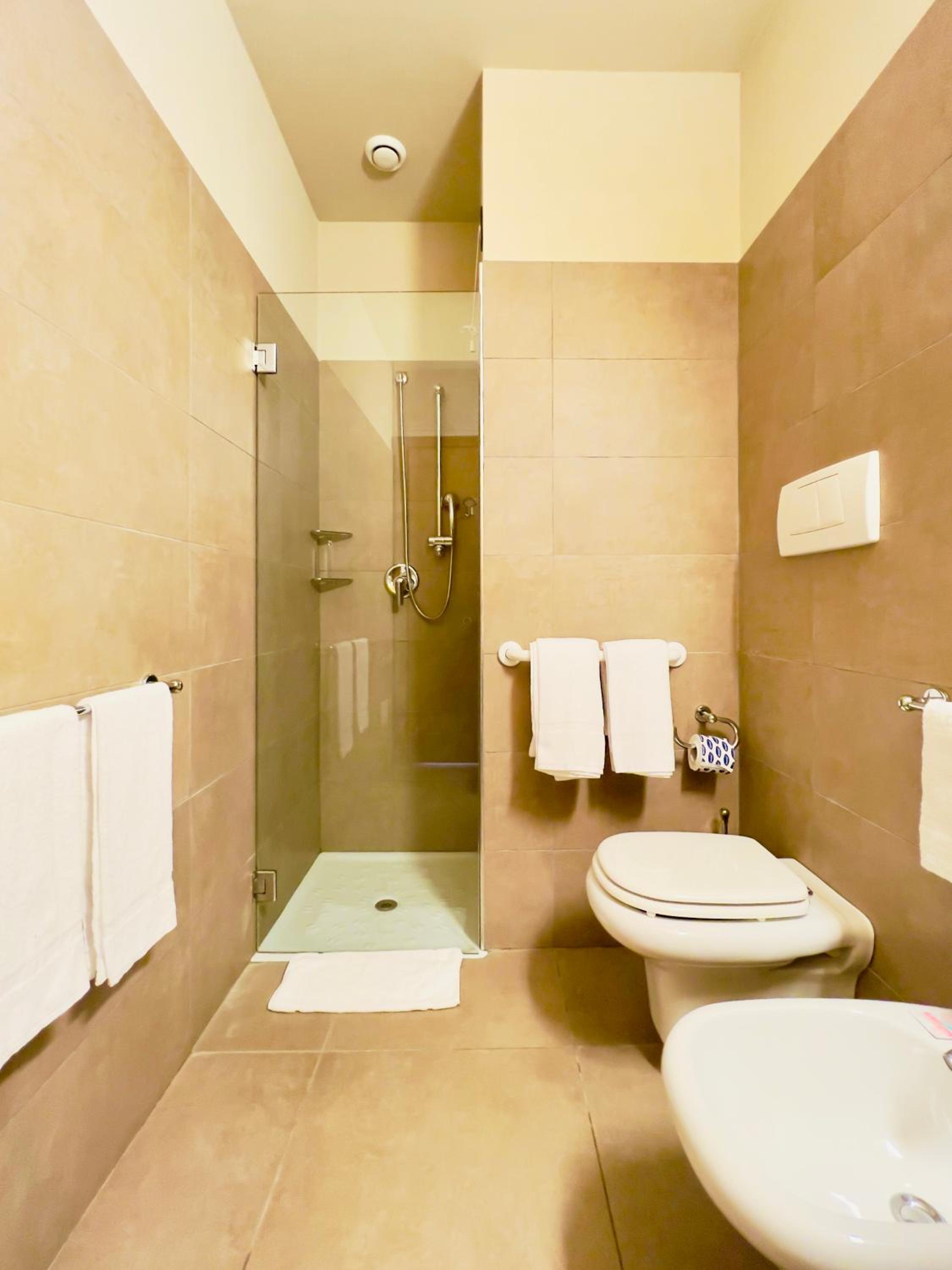 Standard Double or Twin Room - Photo 6