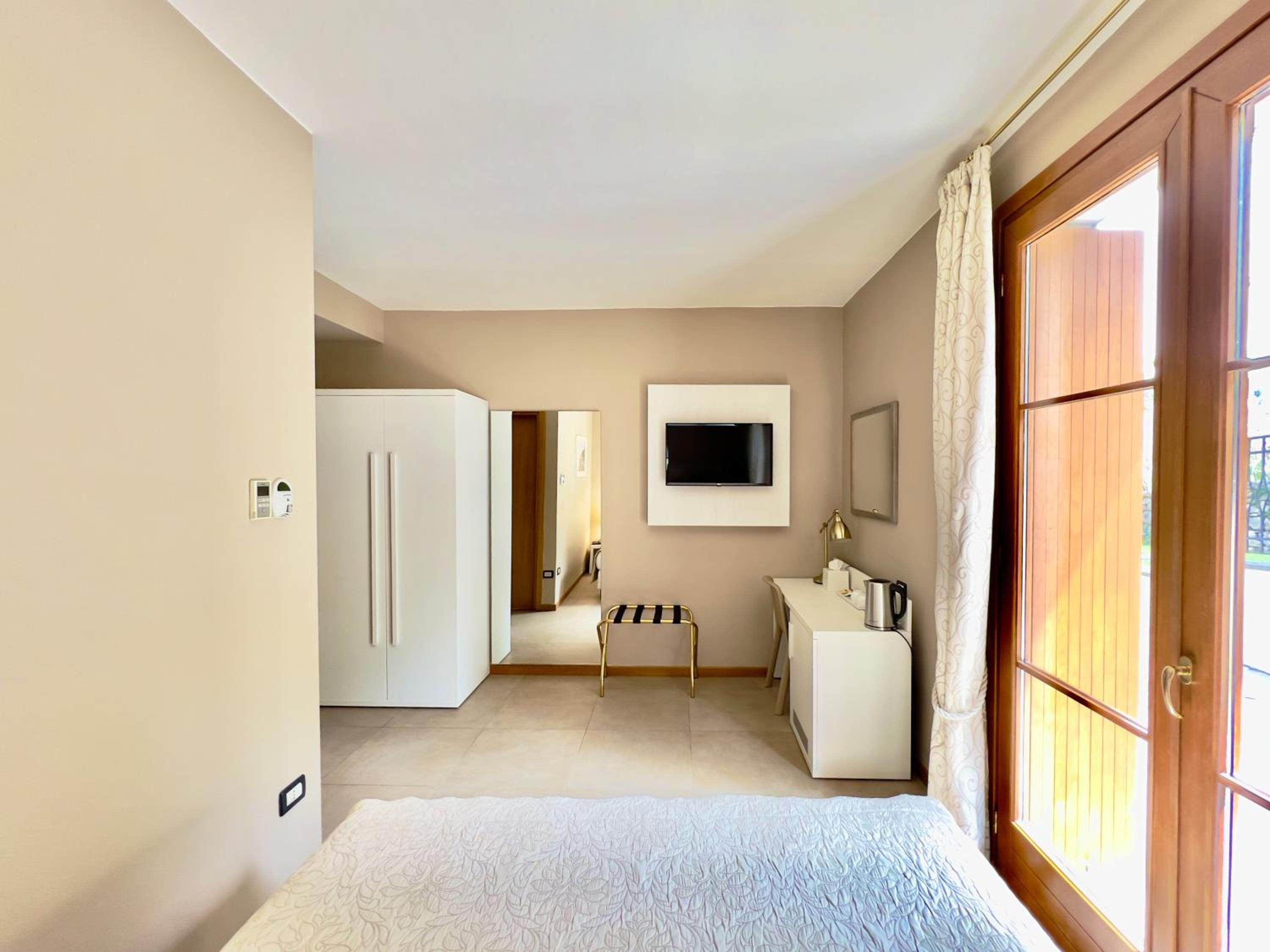 Standard Double or Twin Room - Photo 3