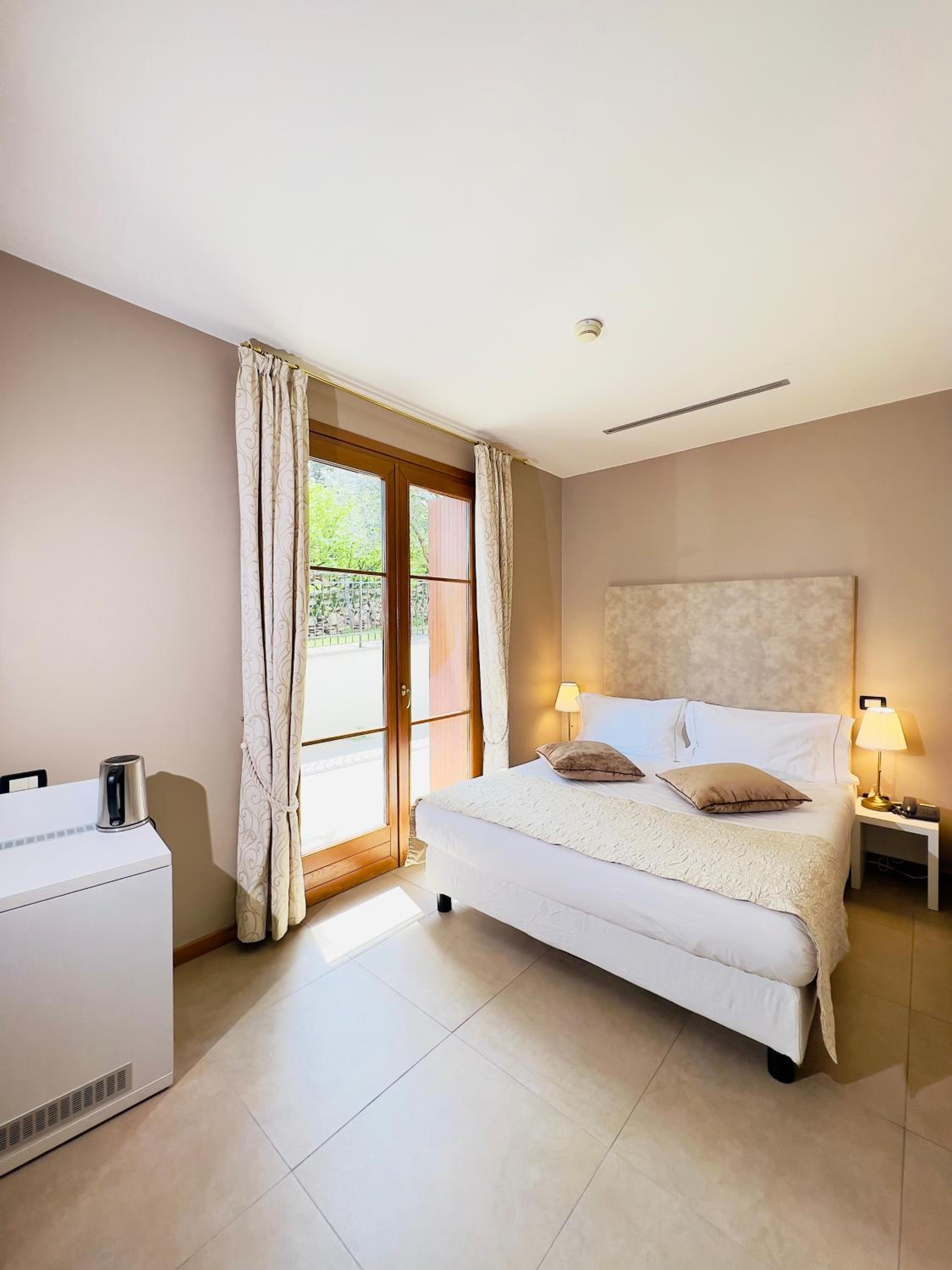 Standard Double or Twin Room - Photo 7