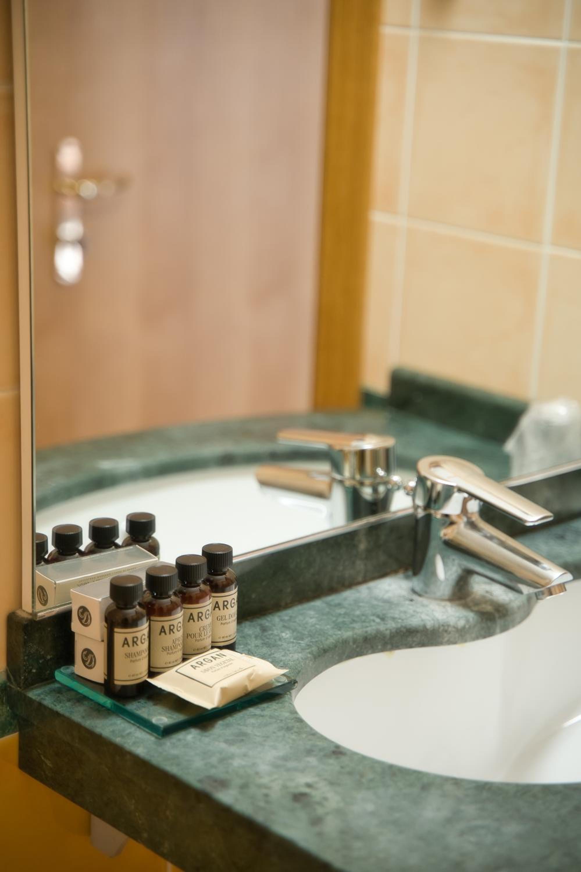 Standard Double or Twin Room - Photo 8