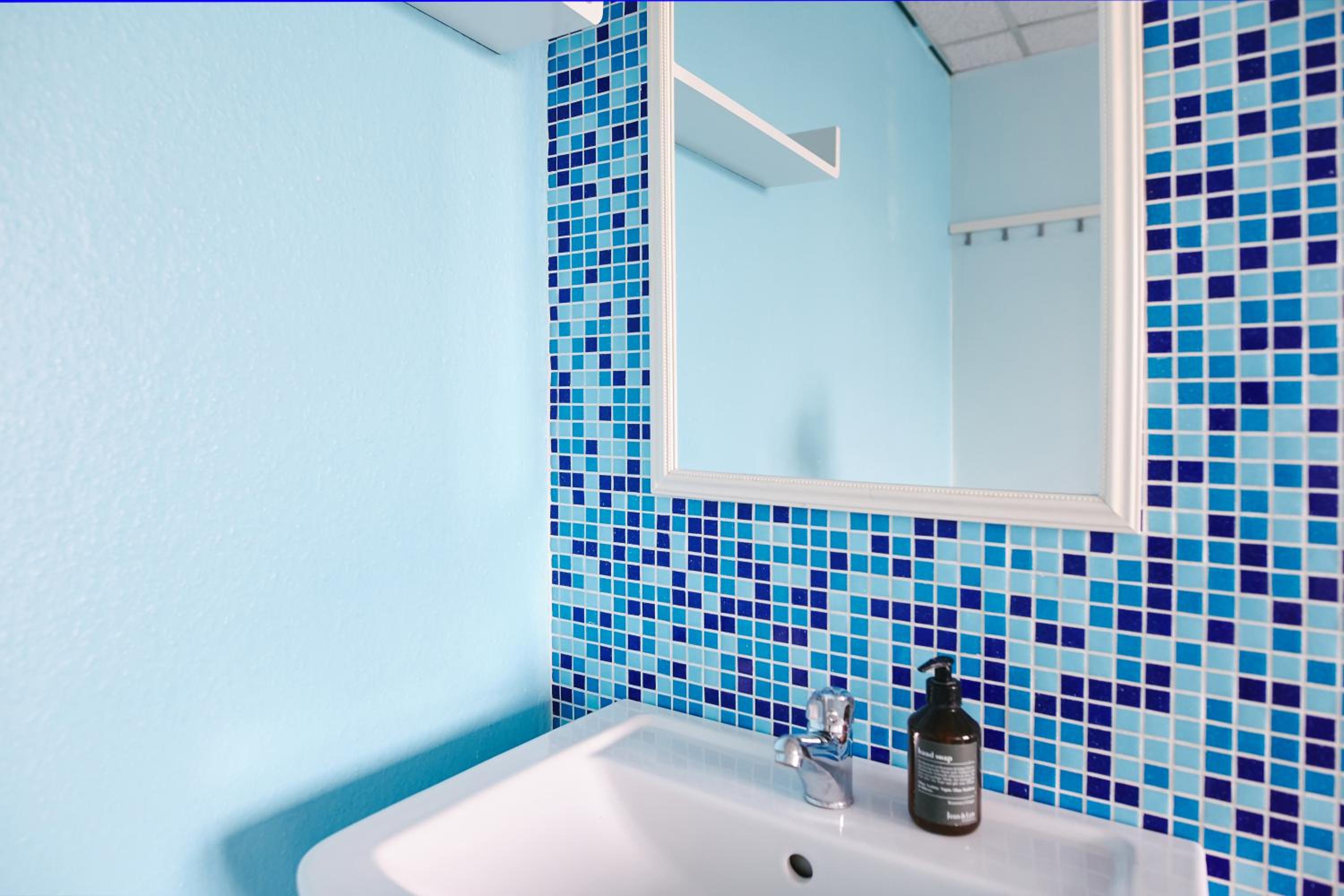Twin Room with Shared Bathroom photo 2