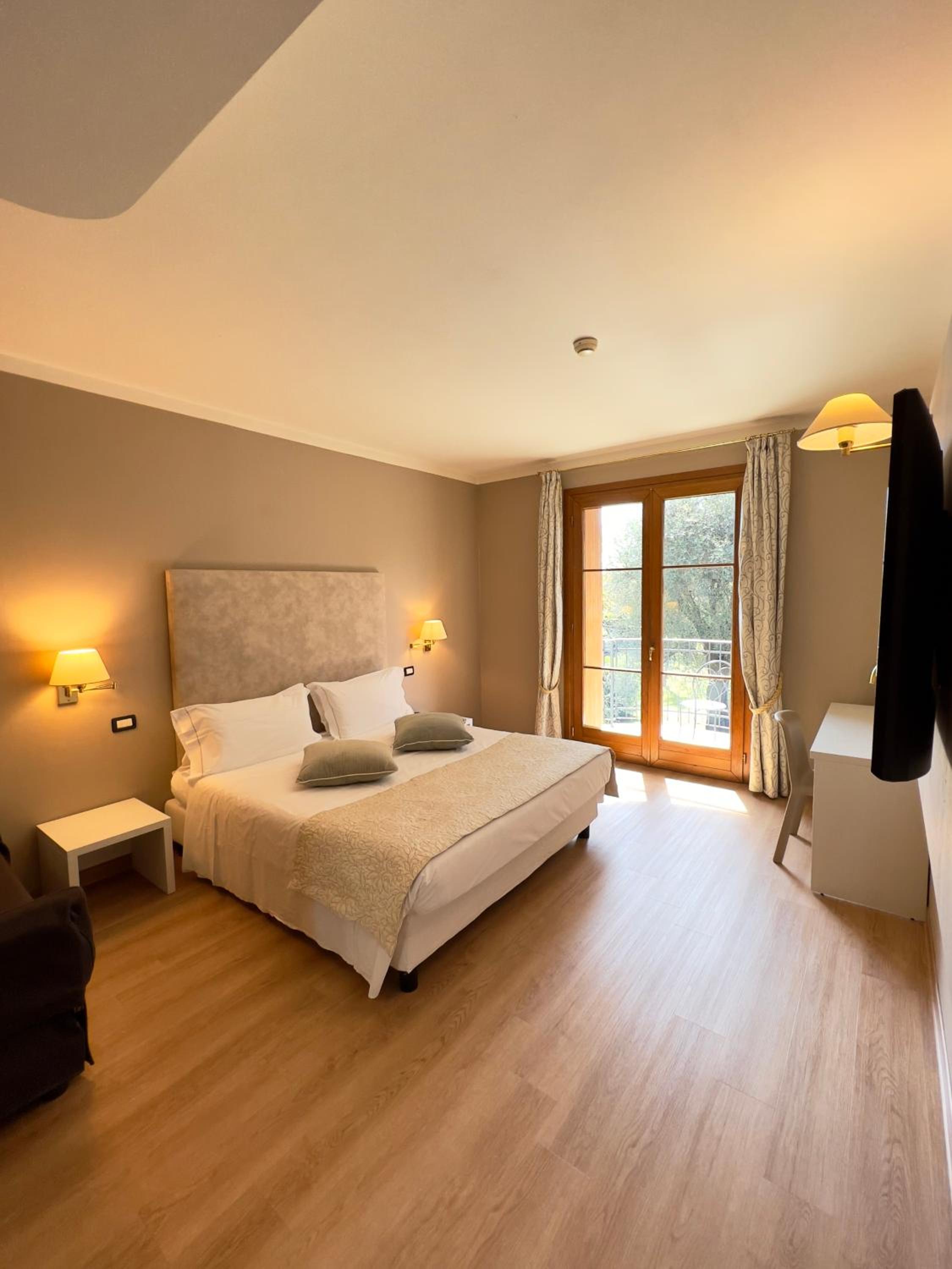 Superior Double Room with Balcony - Photo 7