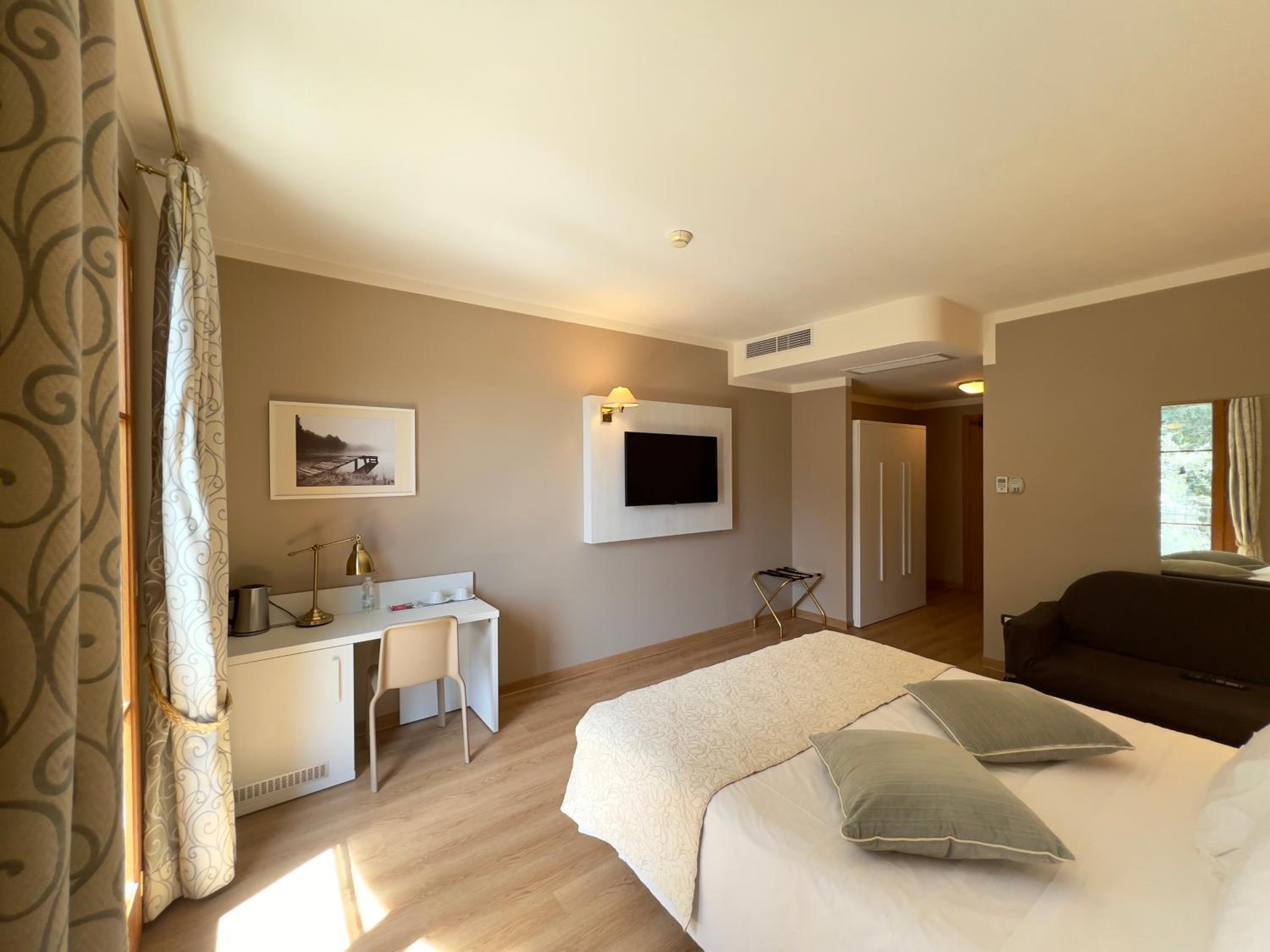 Superior Double Room with Balcony - Photo 8